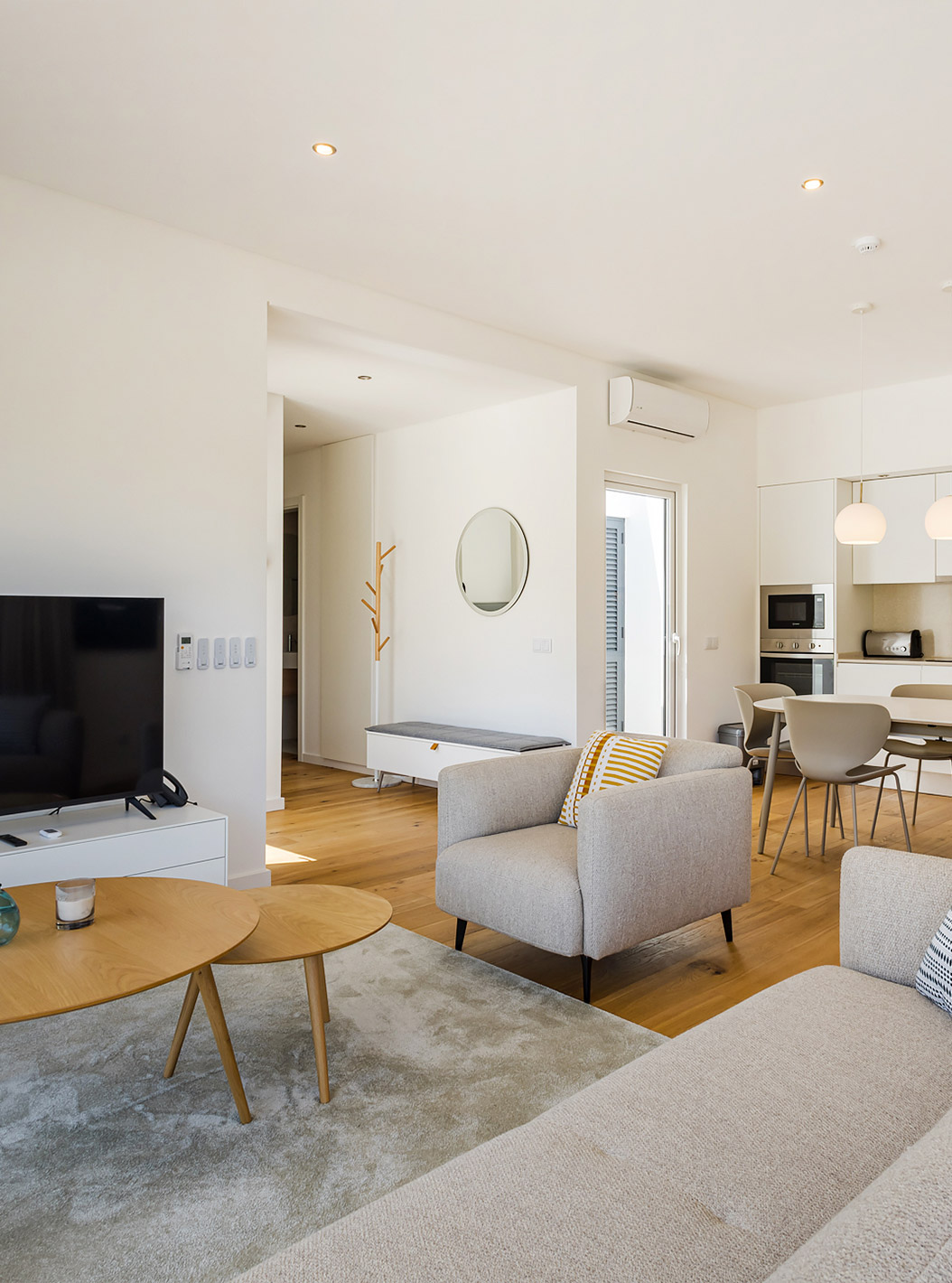 Die Premium Villa mit 3 Schlafzimmern – 6 Erwachsene im  Pestana Valley hat einen Esstisch, ein Sofa und einen Fernseher