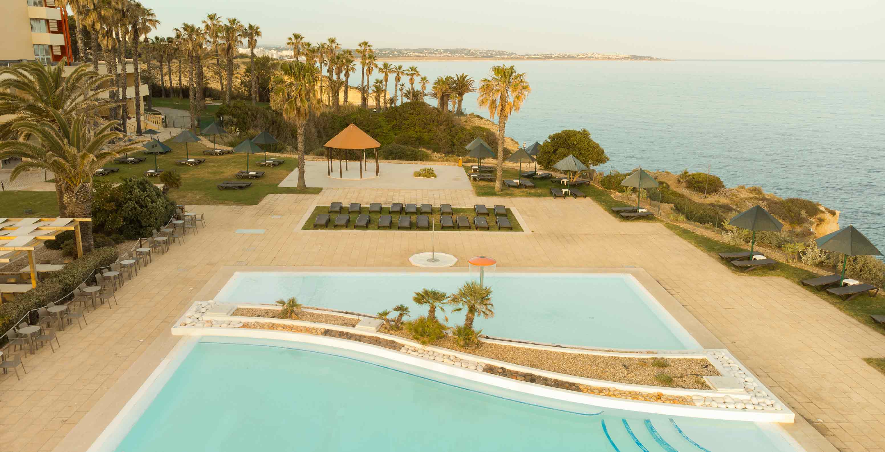 Außenpool des Hotels Pestana Viking an der Algarve, wo Gäste den Meerblick genießen