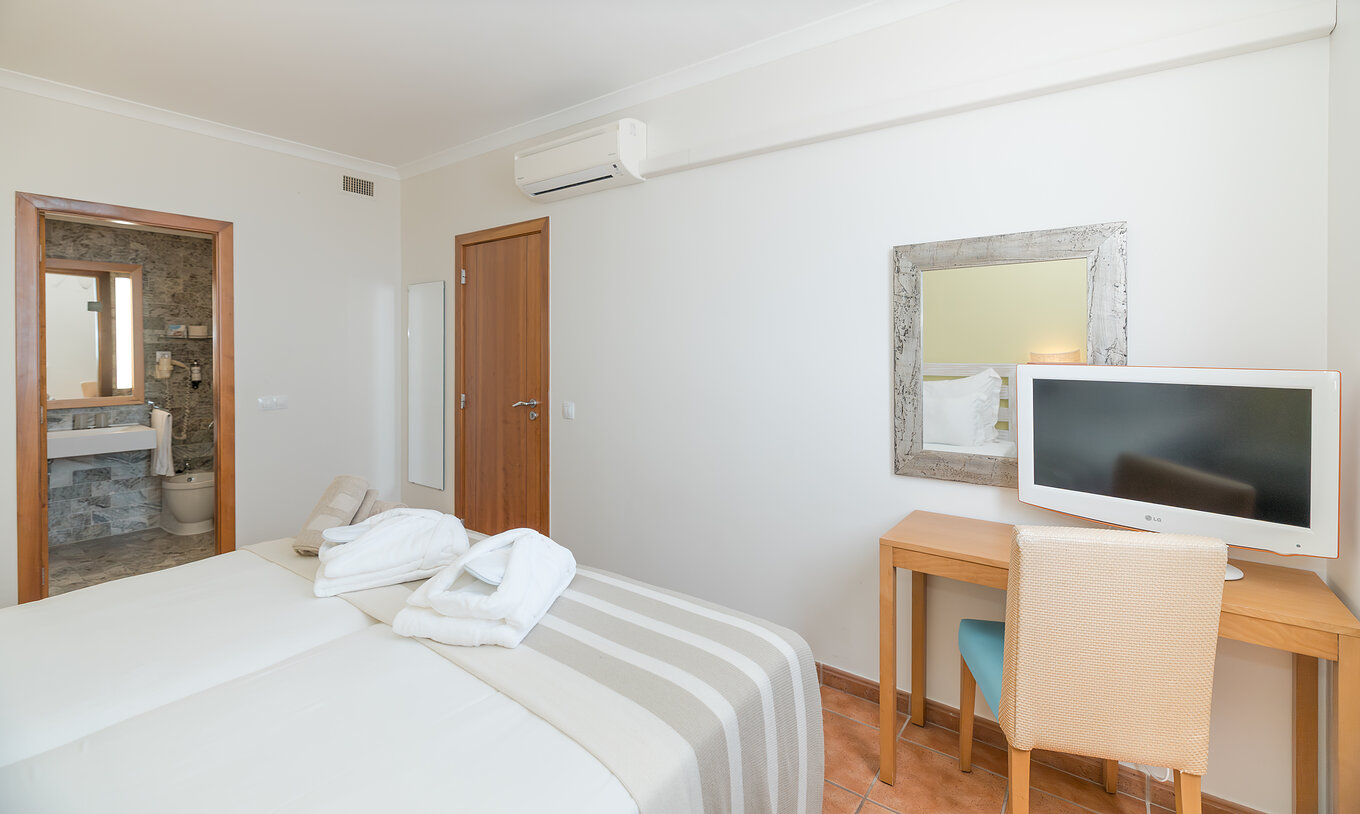 Die Suite Meerblick im Pestana Viking hat ein Zimmer mit zwei Betten, Klimaanlage, Schreibtisch und Bad