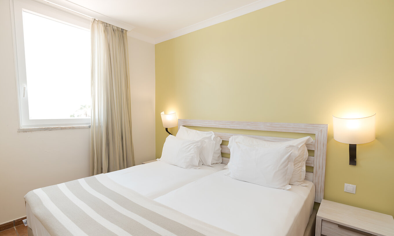 Suite T2 Pestana Viking hat zwei Einzelbetten mit Lampe und Nachttisch