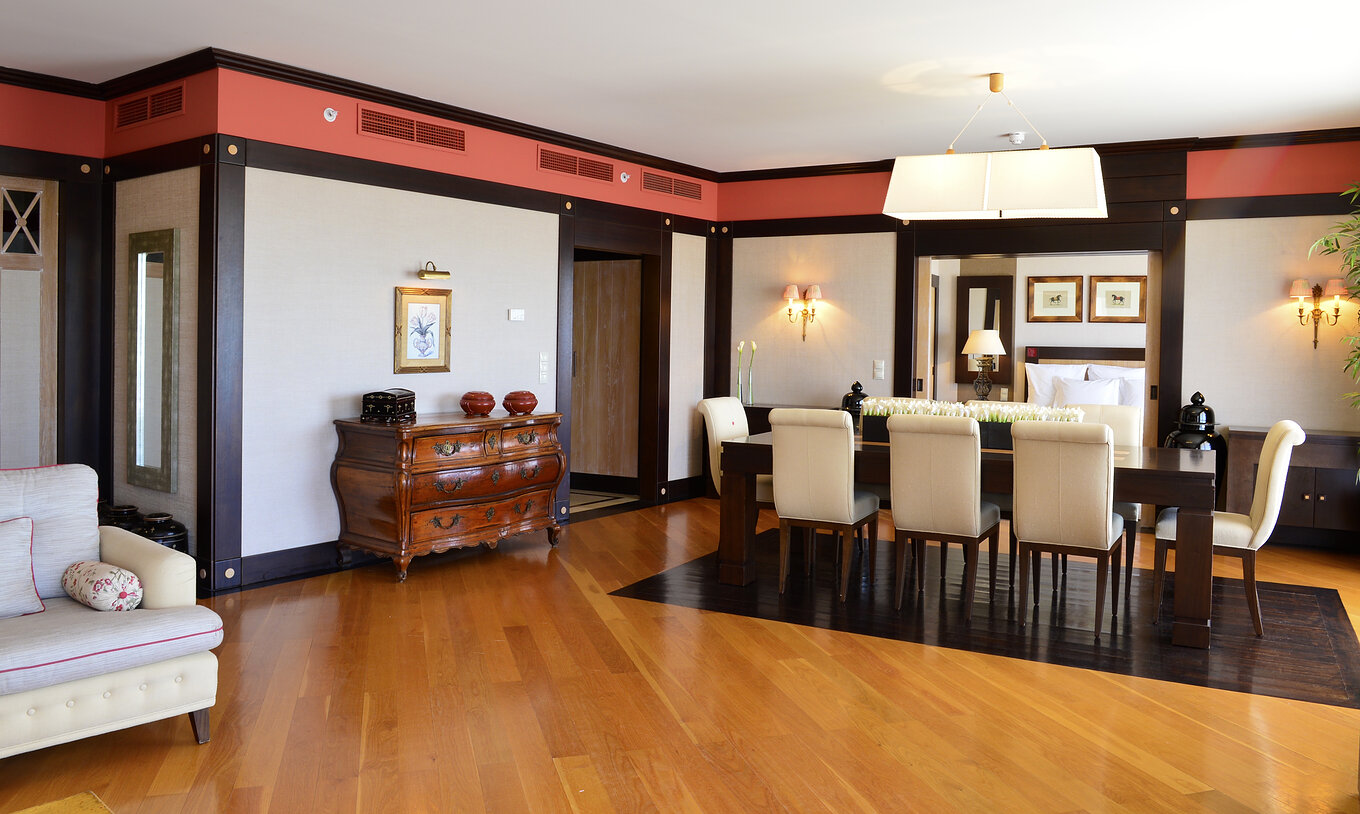 Präsidentensuite Pestana Vila Sol - Vilamoura hat ein großes Wohnzimmer mit Esstisch und Holzsideboard