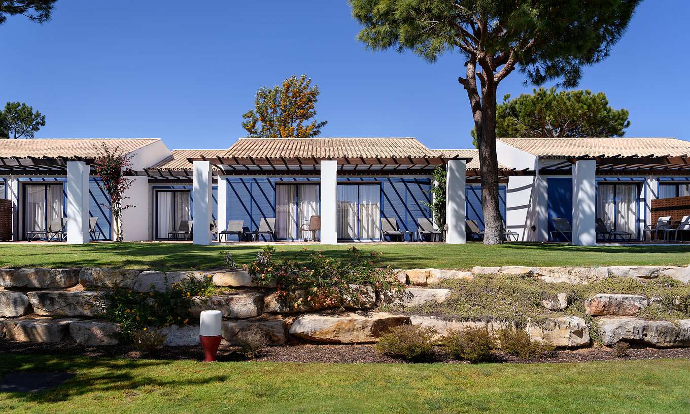 Suite Gardenblick Pestana Vila Sol - Vilamoura hat einen Balkon mit Liegen und Zugang zum Hotelgarten