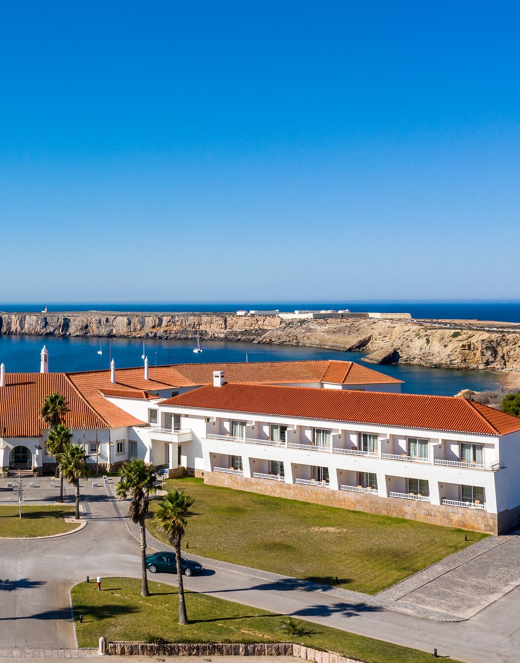 Luftansicht der Pousada Sagres, ein Hotel 5 Minuten vom Strand entfernt mit Meeresblick und Parkplatz