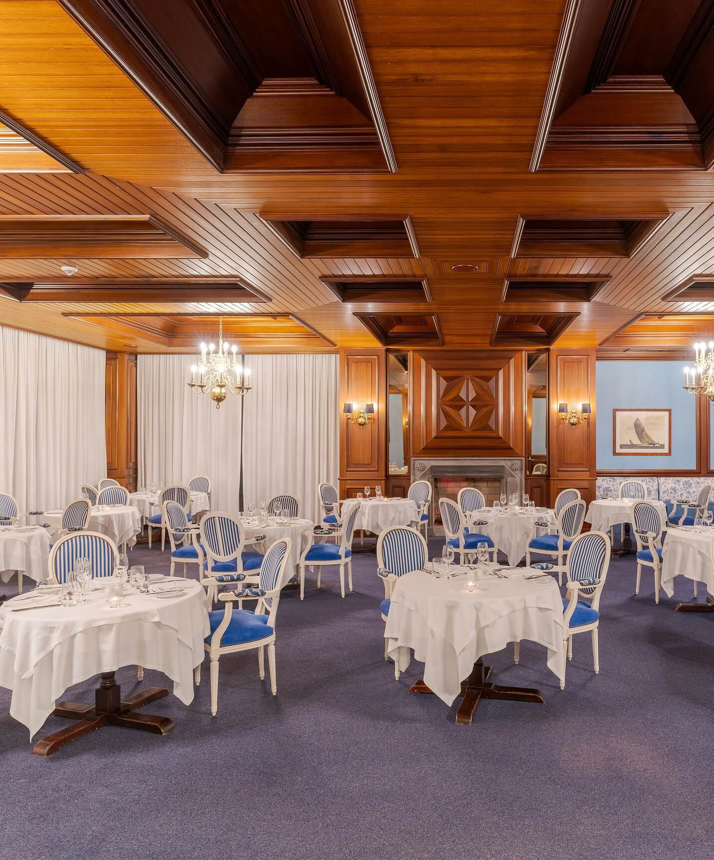 Klassischer Speisesaal im Pestana Bahia Praia mit Holzdecke und weißen Tischdecken