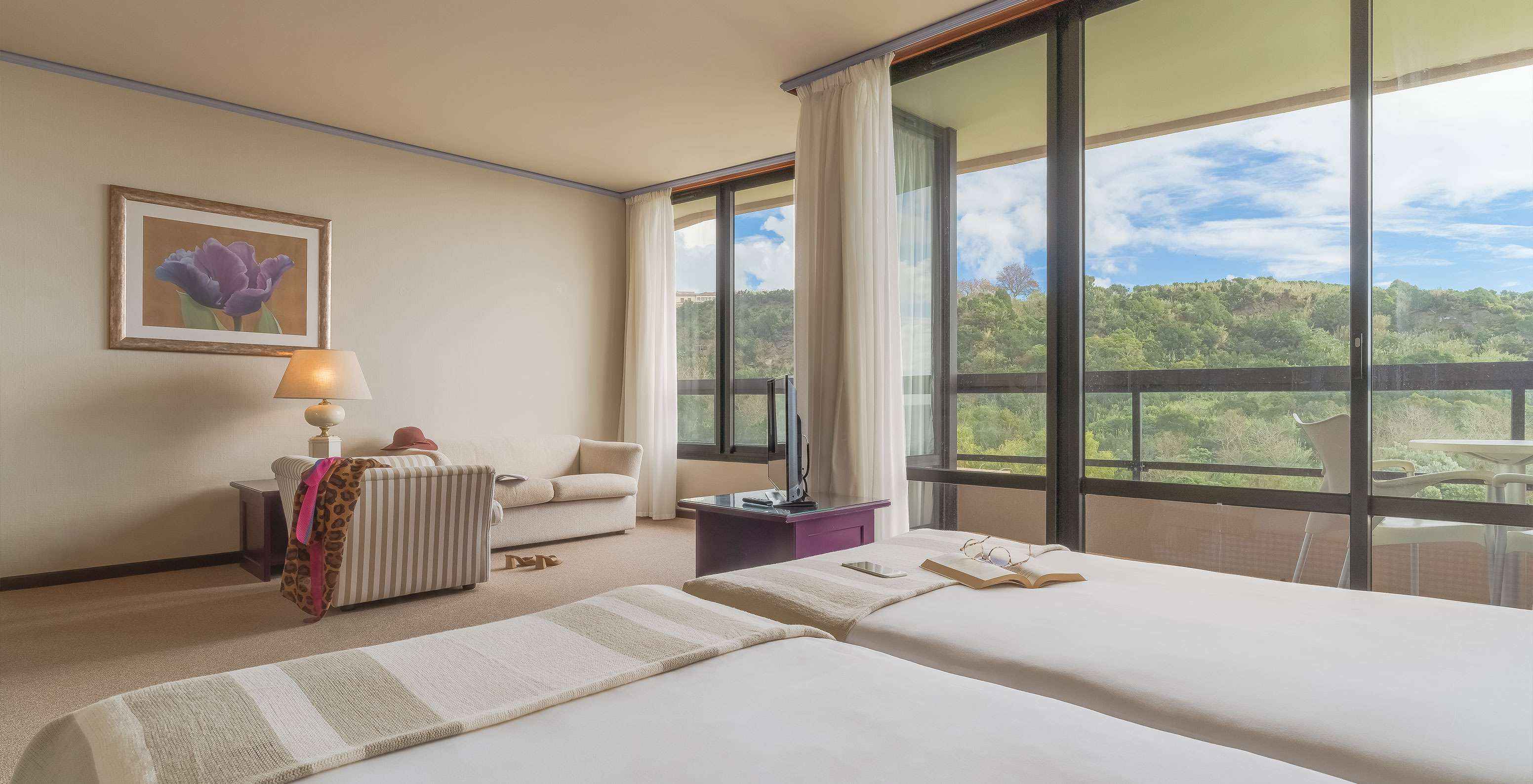 Die Junior Suite mit Gartenblick im Pestana Bahia Praia hat einen schönen Blick auf die Landschaft und Zugang zum Balkon