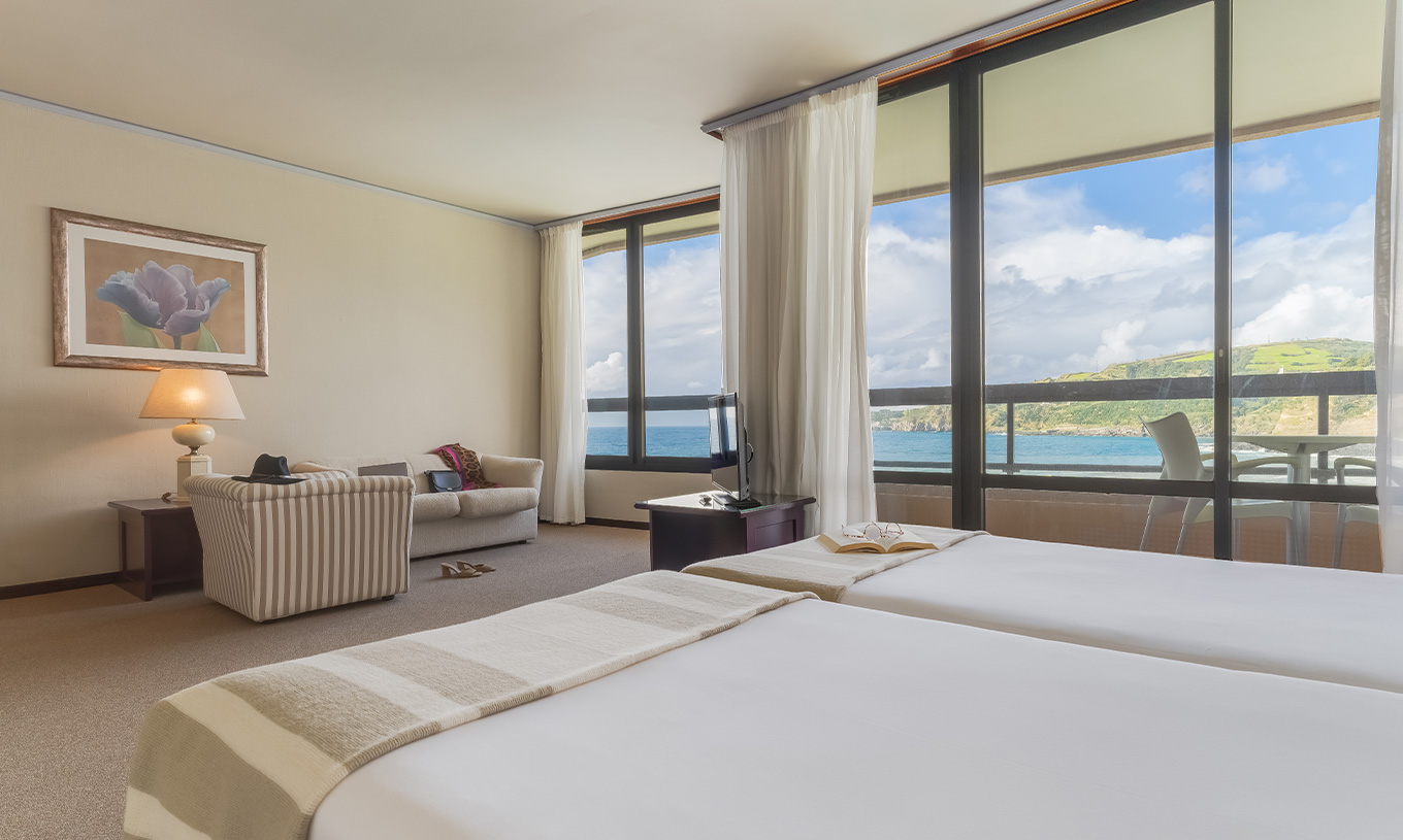 Die Junior Suite mit Meerblick im Pestana Bahia Praia hat einen schönen Blick auf die grüne Landschaft und das Meer
