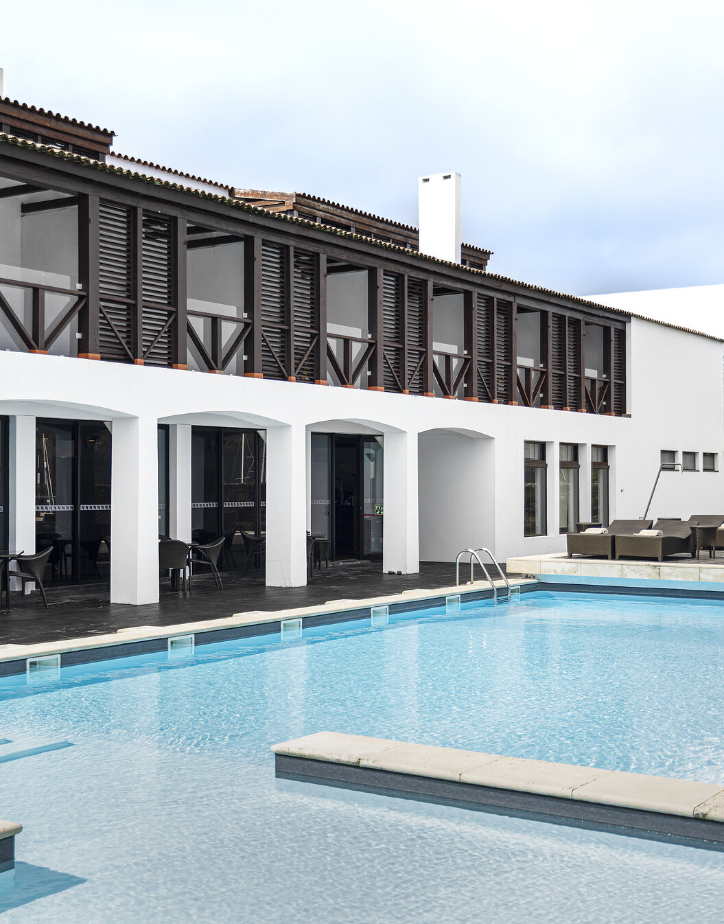 Außenansicht der Pousada Forte Horta mit Pool und Balkonen der Zimmer mit Poolblick