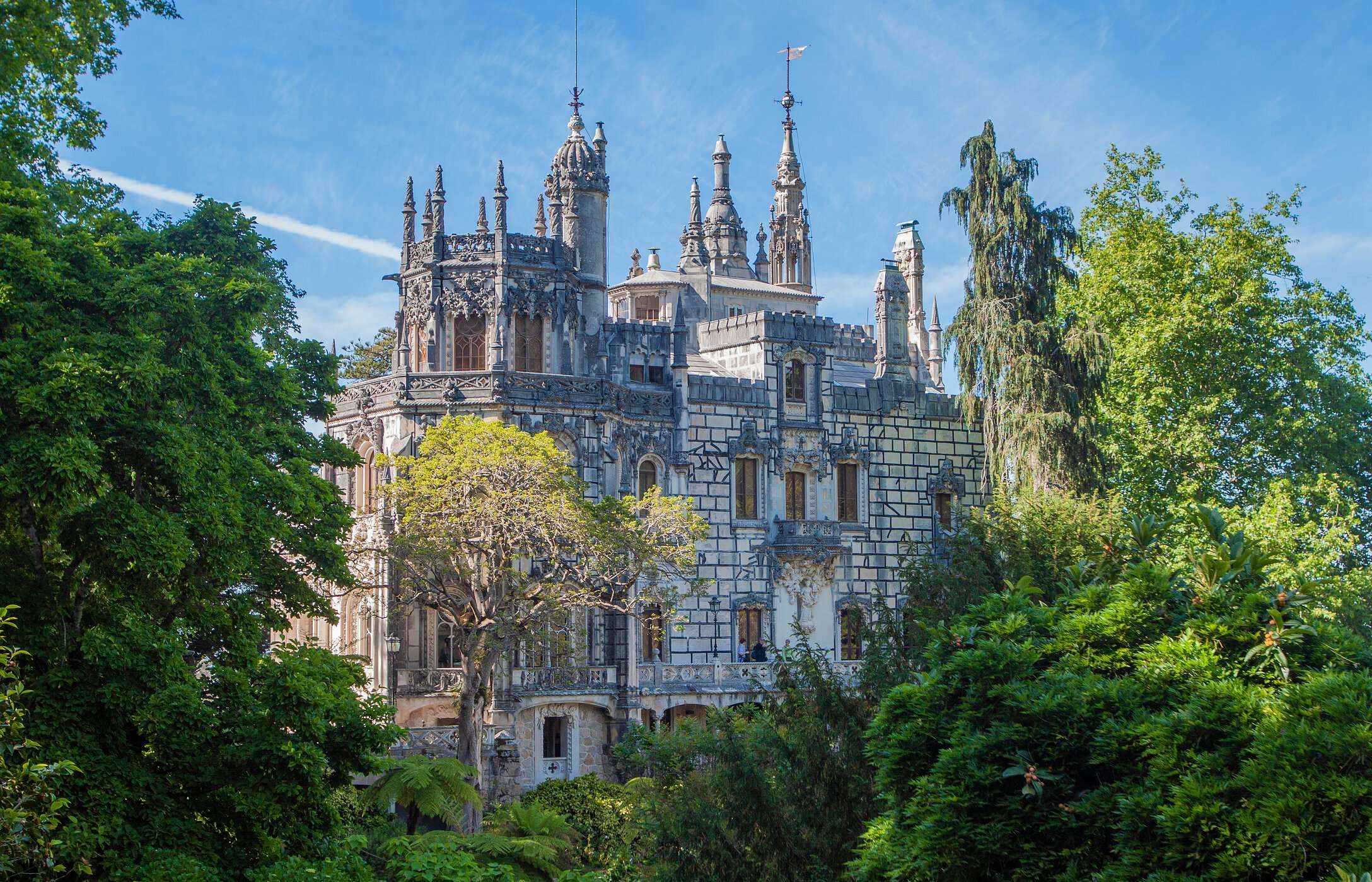 Die Quinta da Regaleira in Sintra verzaubert mit ihren mystischen Gärten, geheimen Höhlen und neugotischer Architektur
