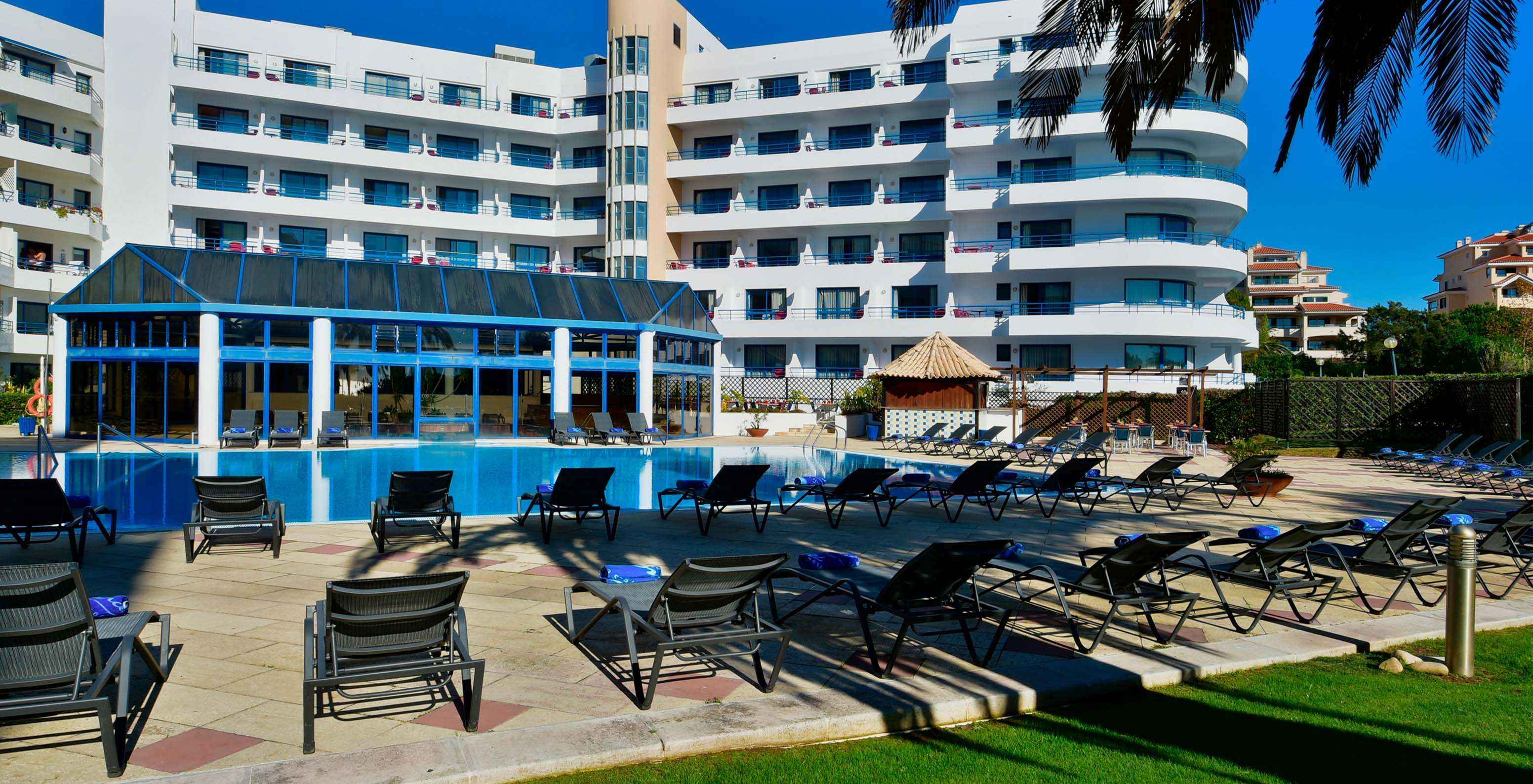 Blick auf den Garten des Pestana Cascais zum Außenpool, Liegen und der Poolbar