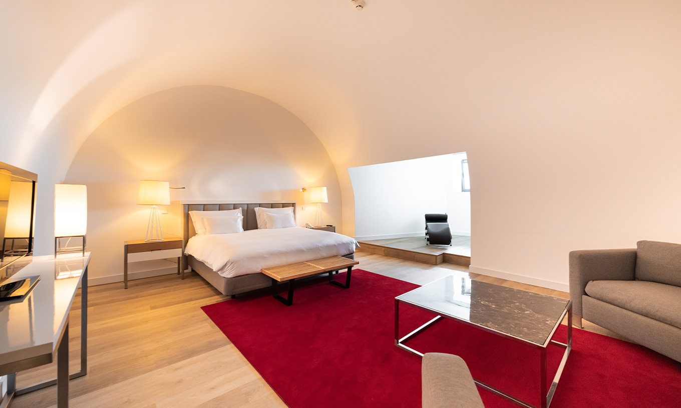 Die Junior Suite Familie im Pestana Cidadela Cascais ist geräumig und hat hohe Decken, ein Doppelbett und einen Schreibtisch