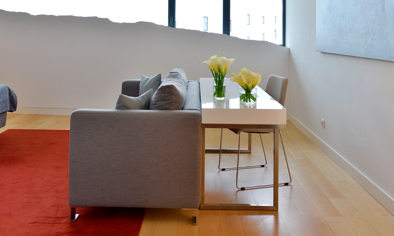 Das Double Superior Zimmer im Pestana Cidadela Cascais hat ein Sofa, Schreibtisch mit Stuhl und ein Fenster mit Kunst