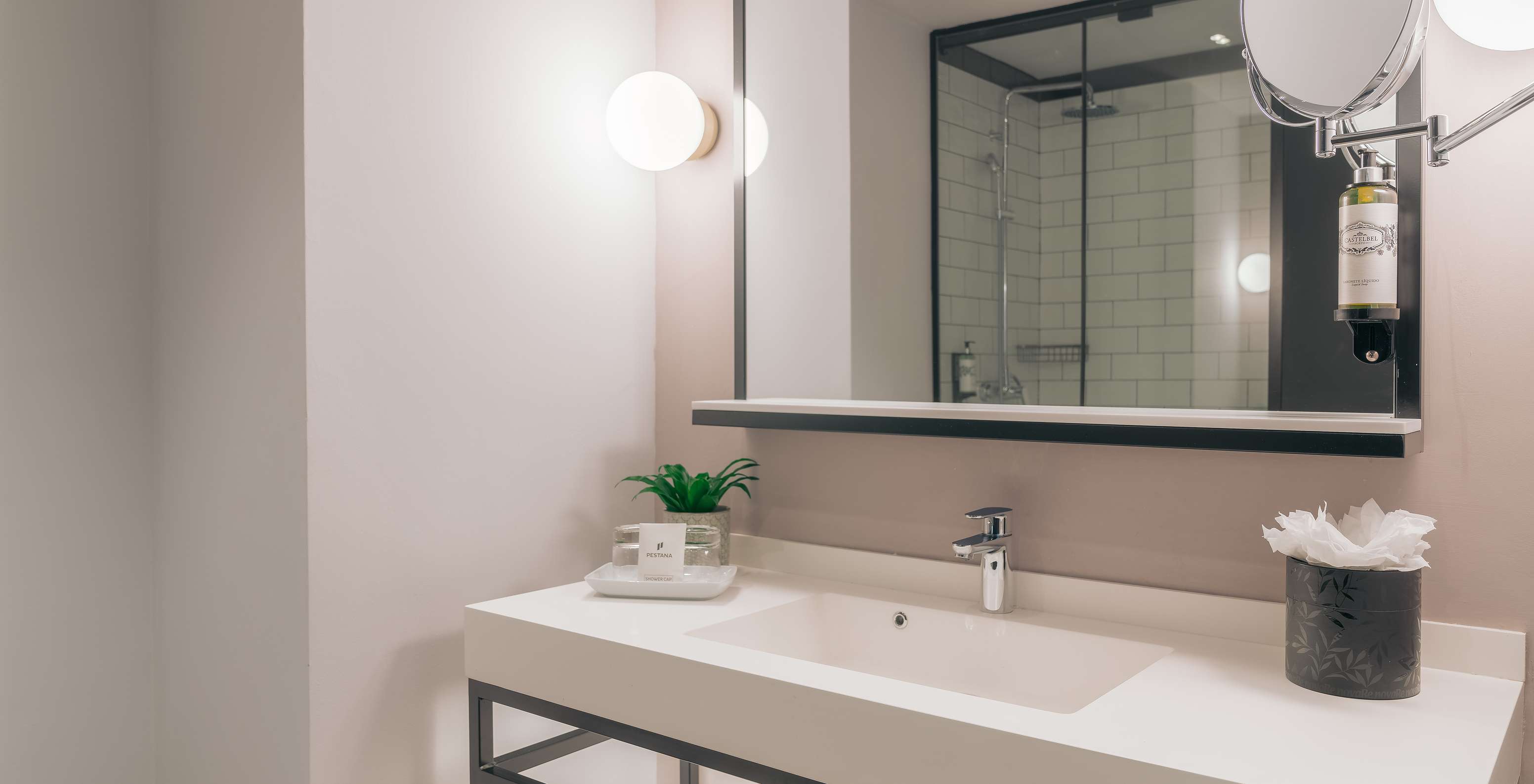 Das Double Classic im Pestana Lisboa Vintage hat Bad mit Waschbecken, zwei Spiegeln und zwei Lampen