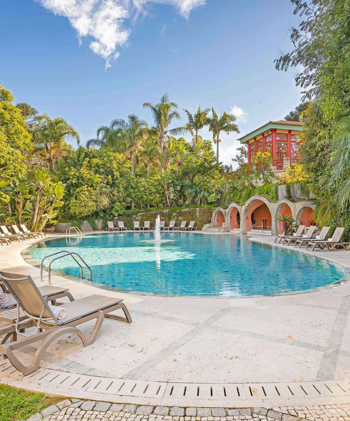 Das Pestana Palace ist ein Hotel in einem Palast in Lissabon mit Pools und Spa, das sowohl Innen- als auch Außenpools bietet