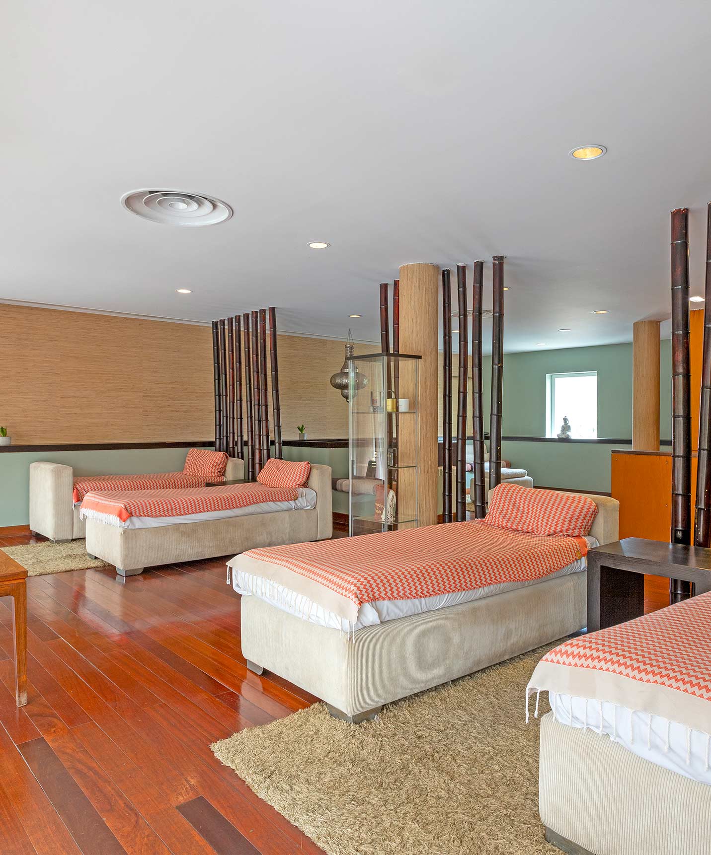 Das Pestana Palace Lisboa hat ein Spa mit einem hellen Bereich mit mehreren Massage- und Entspannungsbetten