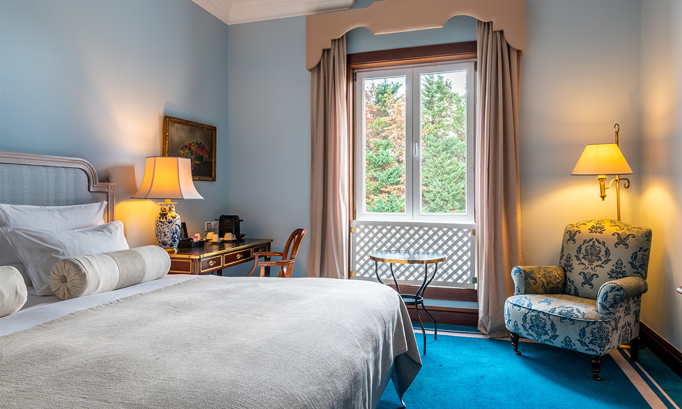 Das Deluxe Zimmer im Pestana Palace Lisboa hat ein Doppelbett, einen Schreibtisch und ein Fenster