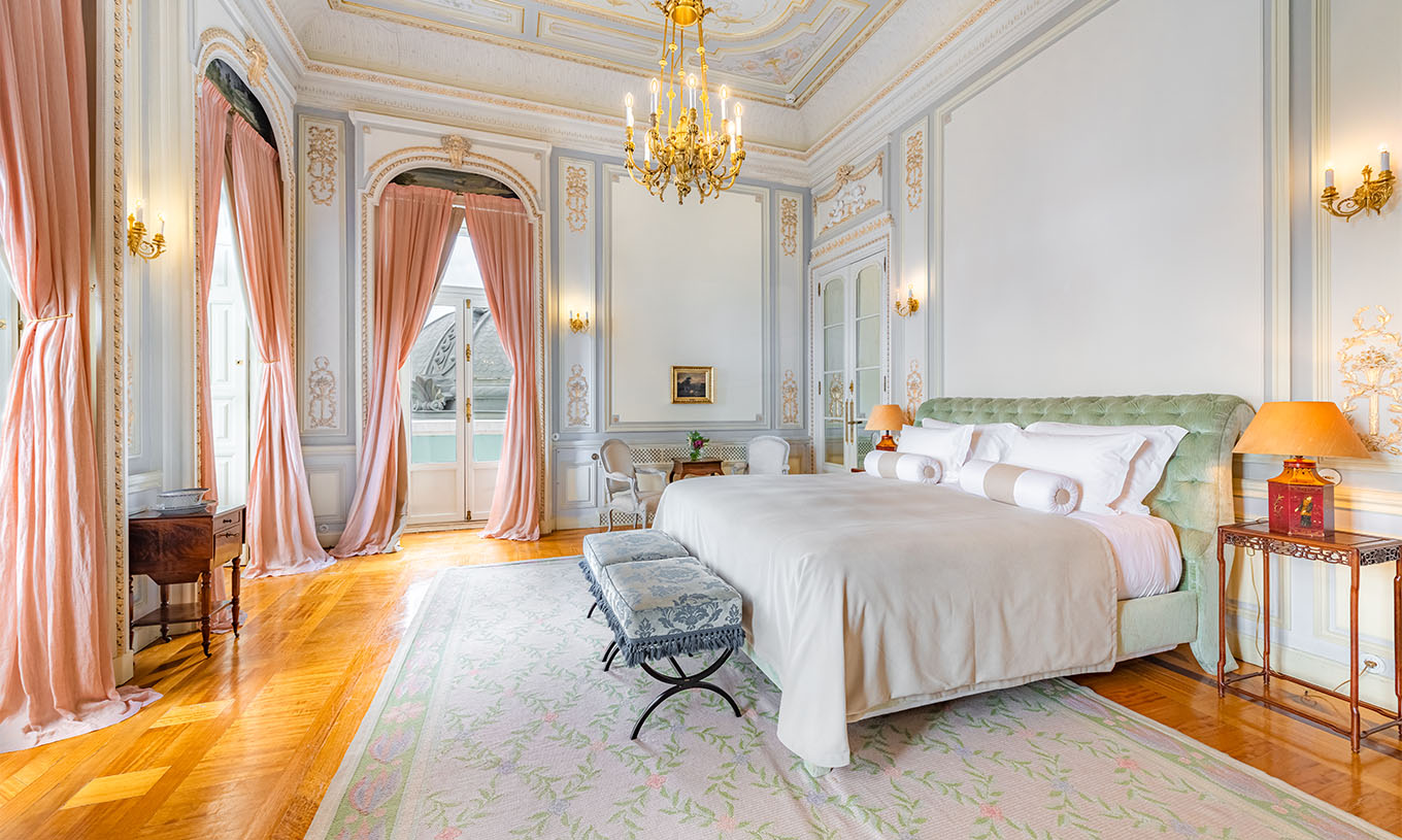 Die D. Manuel/D. Luís Filipe Suite im Pestana Palace Lisboa hat ein großes Zimmer mit Doppelbett und Kronleuchter