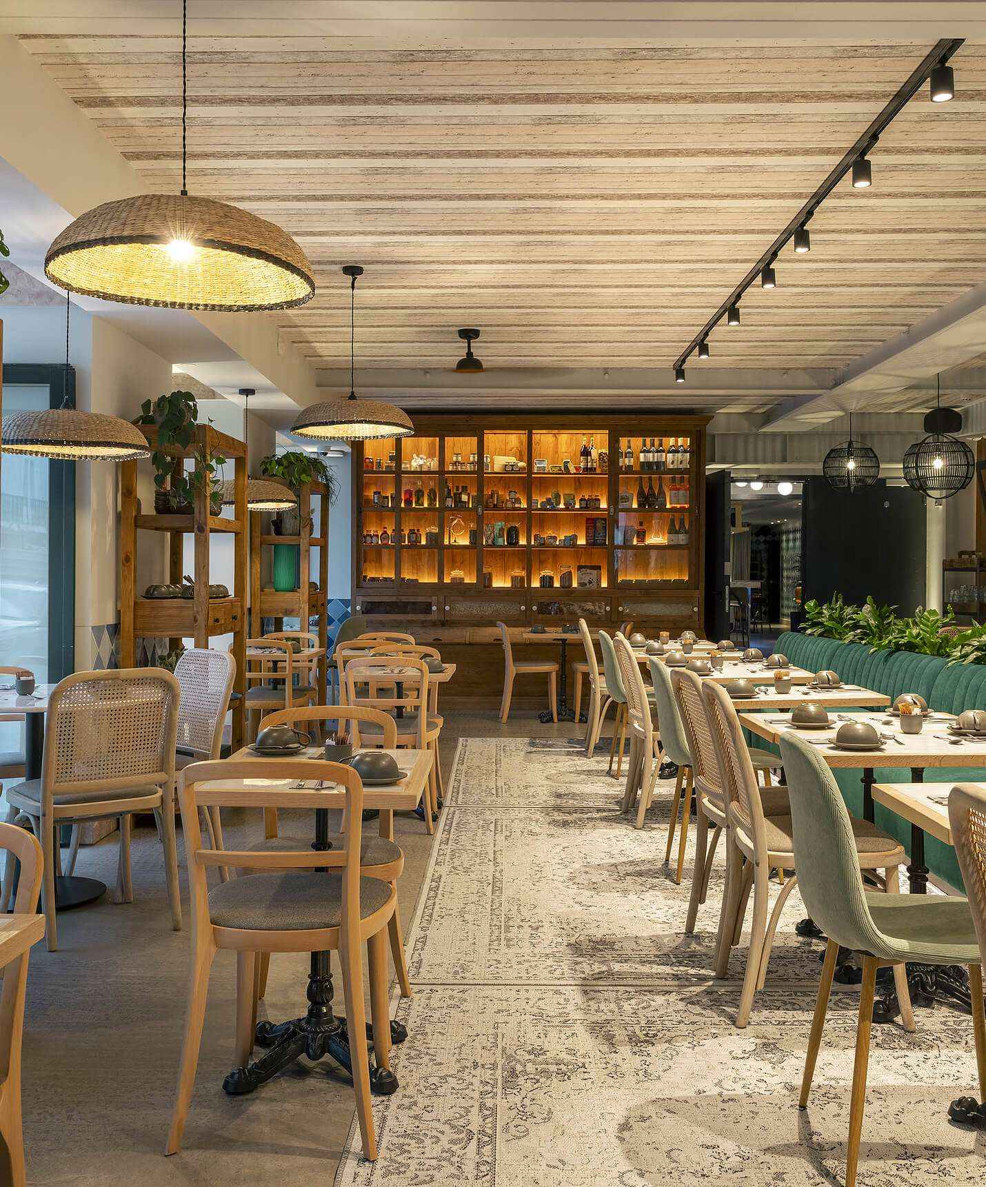 Das Restaurant Olive im Hotel im Zentrum von Lissabon hat mehrere Tische, Pflanzen und moderne Deko