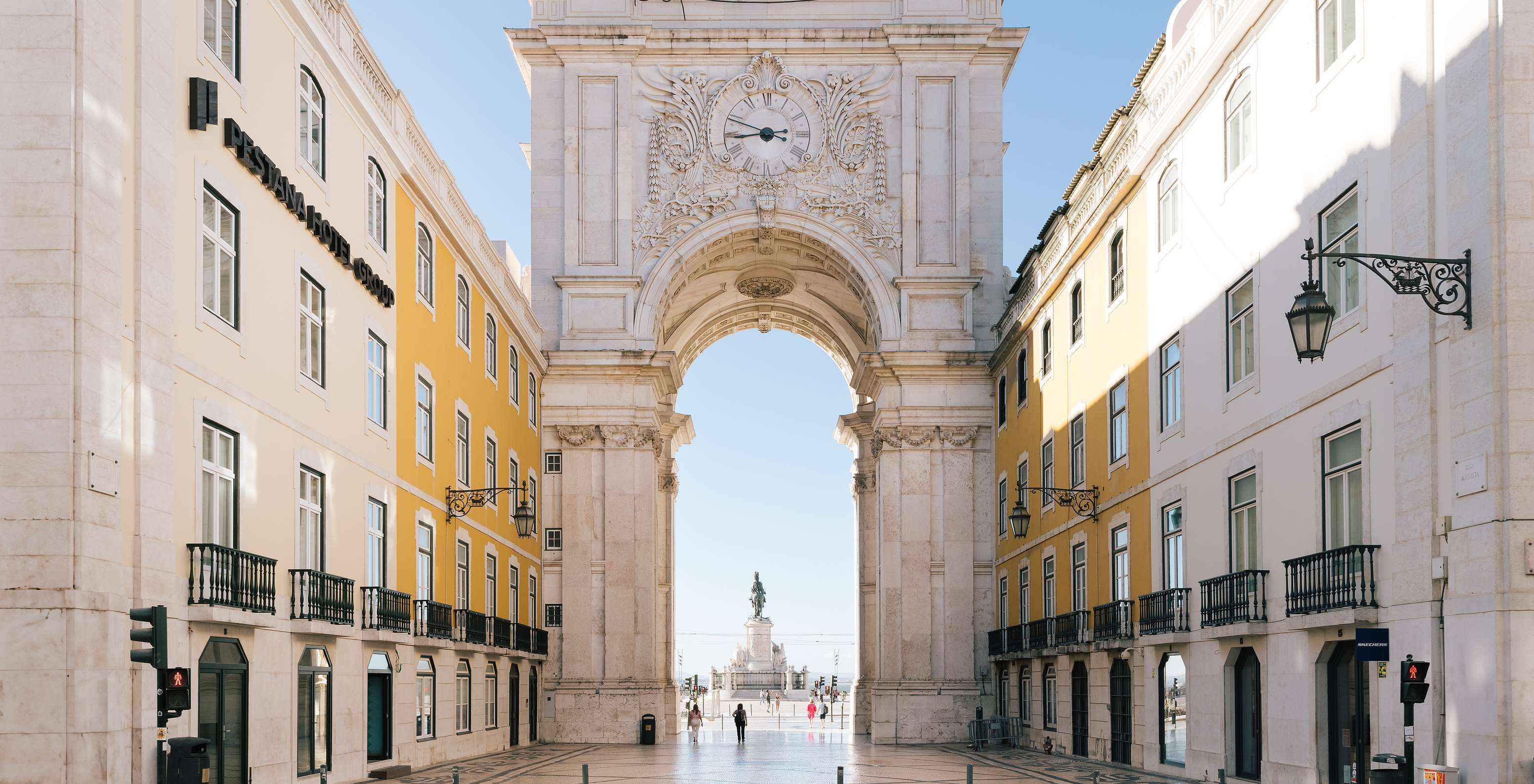 Bogen der Rua Augusta in Lissabon, mit dem Praça do Comércio im Hintergrund und der Reiterstatue von D. José I