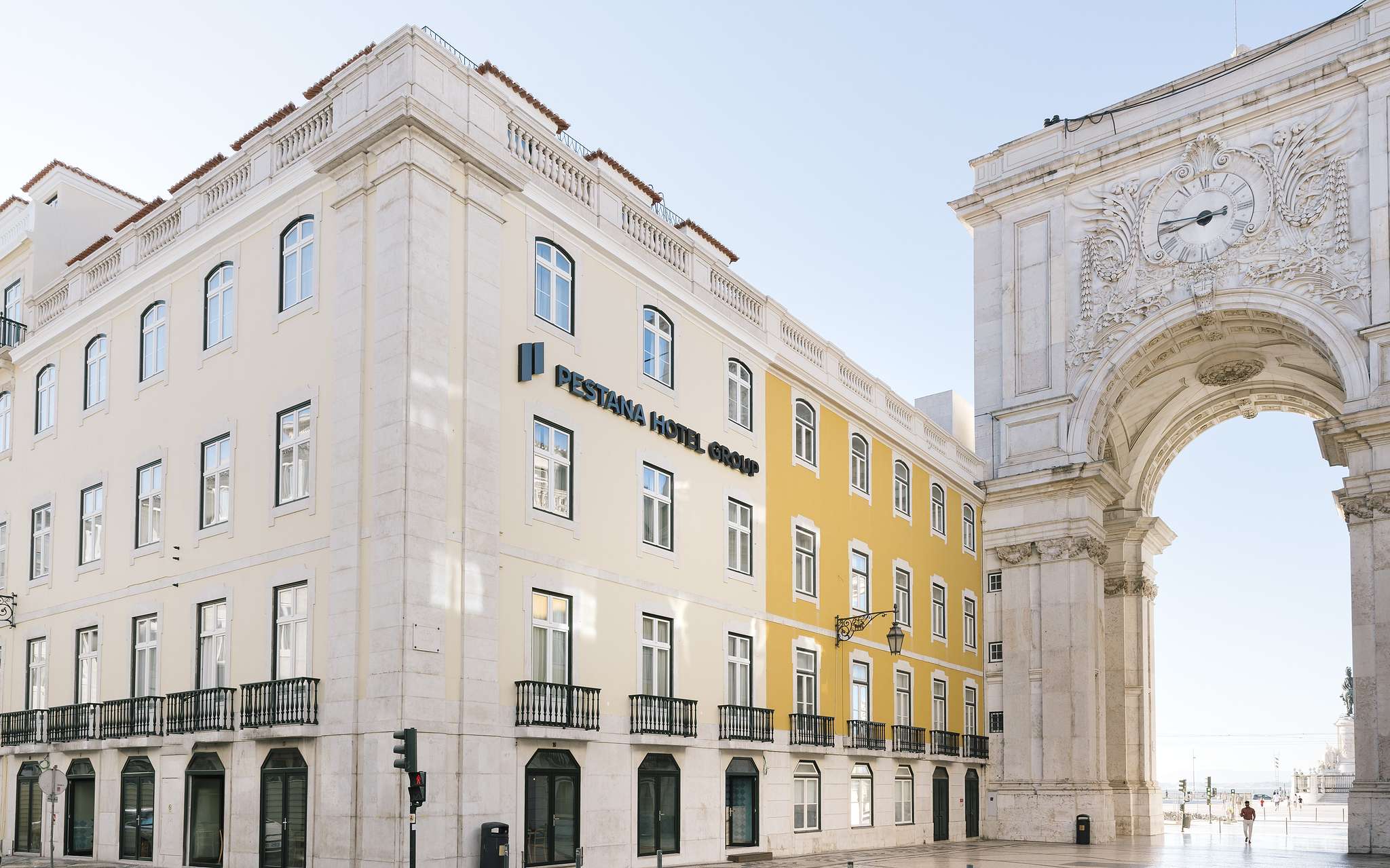 Gebäude des Pestana Rua Augusta Lisboa, Hotel in der Altstadt von Lissabon, neben dem Arco da Rua Augusta