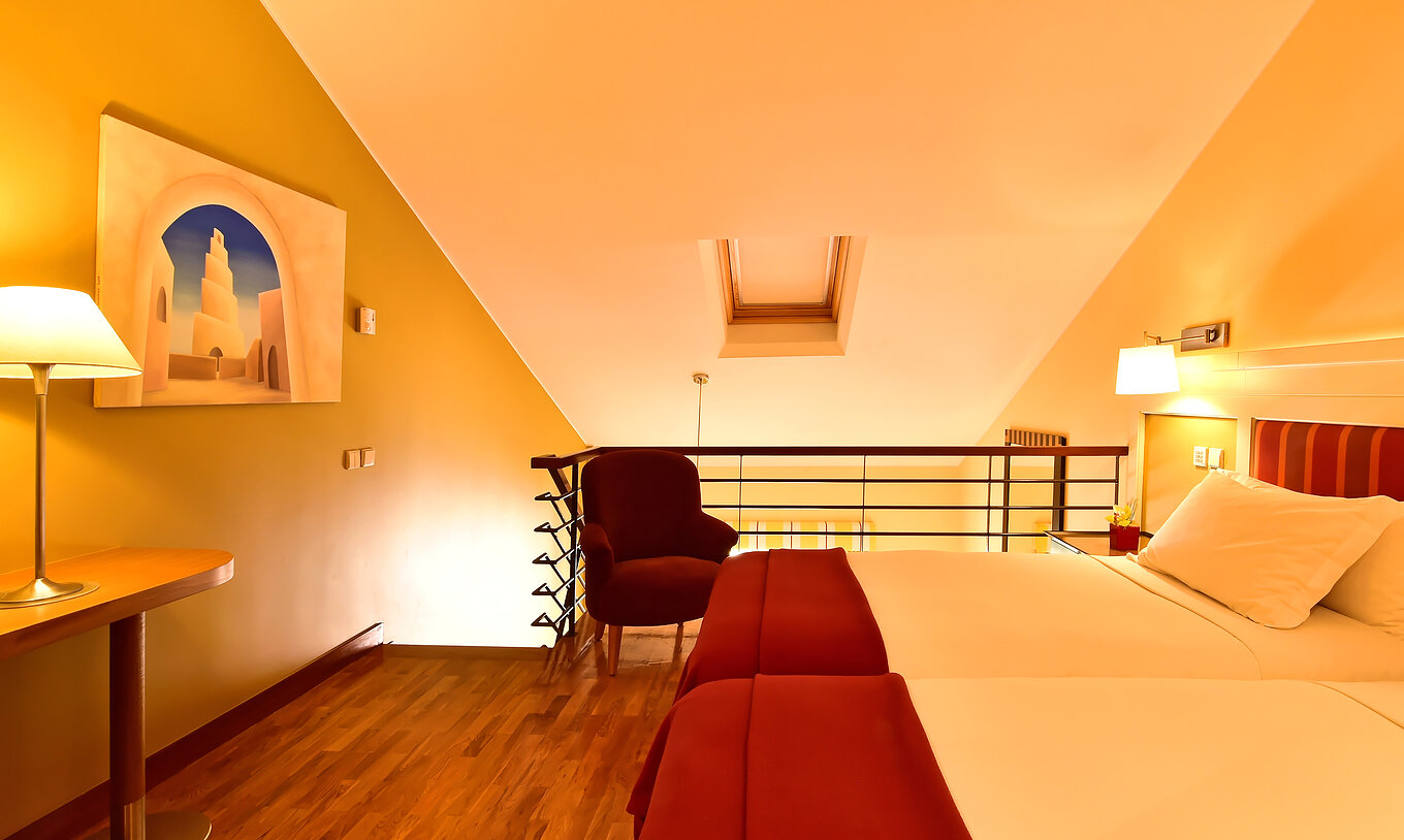 Die Familien-Mezzanine Suite im Pestana Sintra Golf hat ein Mezzanin mit zwei Betten und einen Tisch