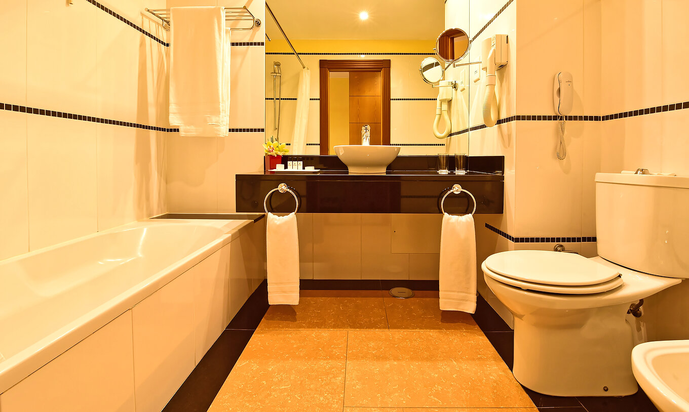 Das Superior Doppelzimmer mit Poolblick hat ein Bad mit Badewanne und Spiegel