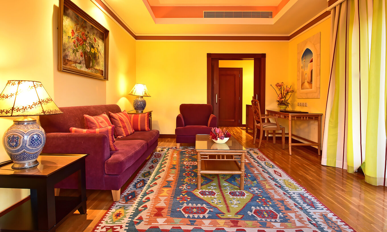 Die Superior Suite im Pestana Sintra Golf hat ein Wohnzimmer mit Sofa und Schreibtisch