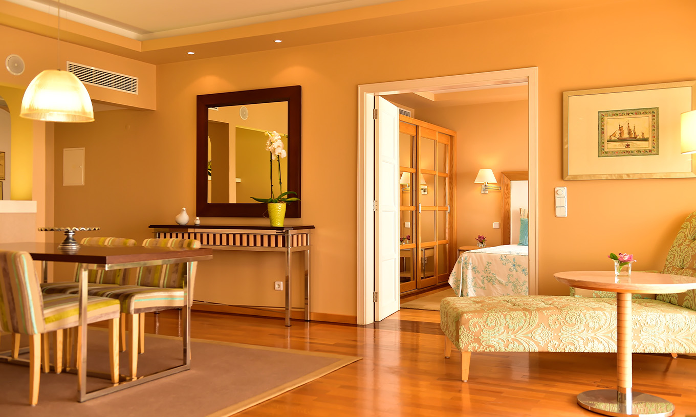 Die Präsidentensuite im Pestana Carlton Madeira hat einen großen Bereich mit Ess- und Wohnbereich und einem Doppelbett