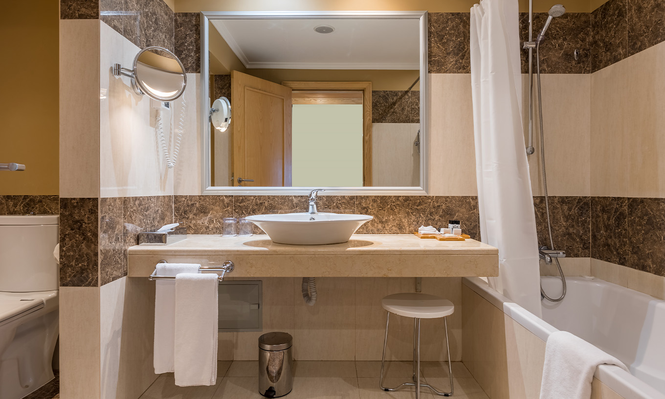 Die Suite im Pestana Carlton Madeira hat ein Bad mit Fliesen, eine Badewanne und Toilette