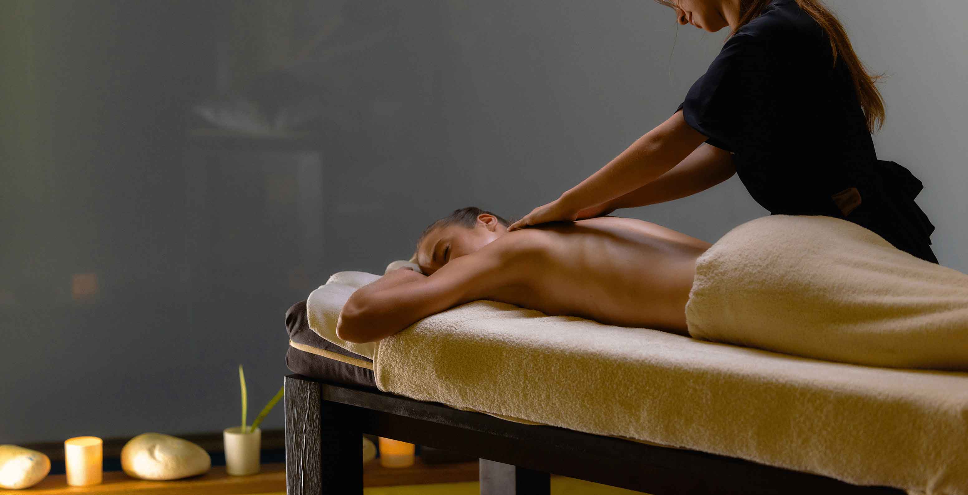 Entspannende Massage im Spa des Pestana Casino Park, Hotel in Funchal am Meer, mit Spa und Pool