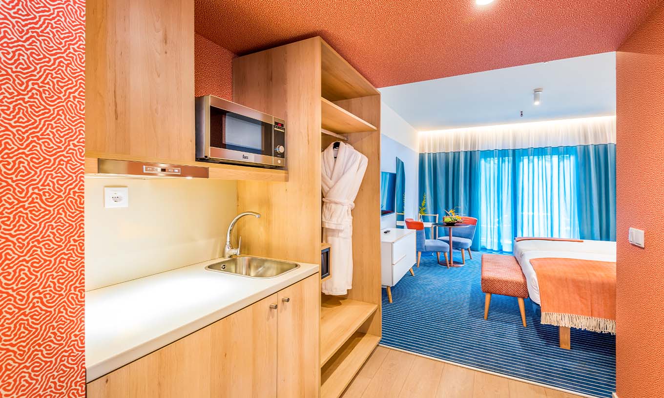 Das Deluxe-Studio im Pestana Casino Studios hat eine Küche mit Mikrowelle und Spüle und ein Doppelbett