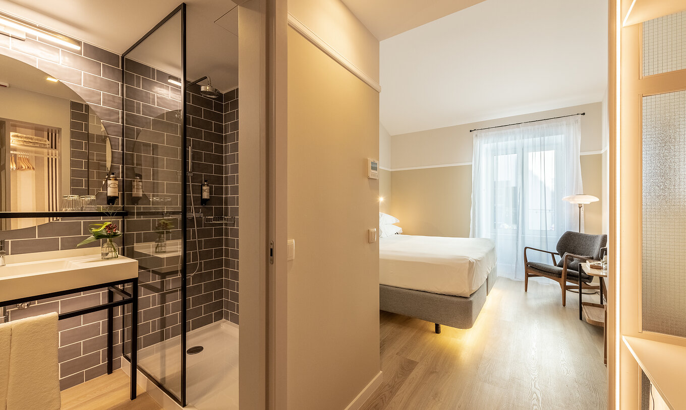 Das Comfort Zimmer im Pestana Fisherman hat Bad mit Dusche und runden Spiegel