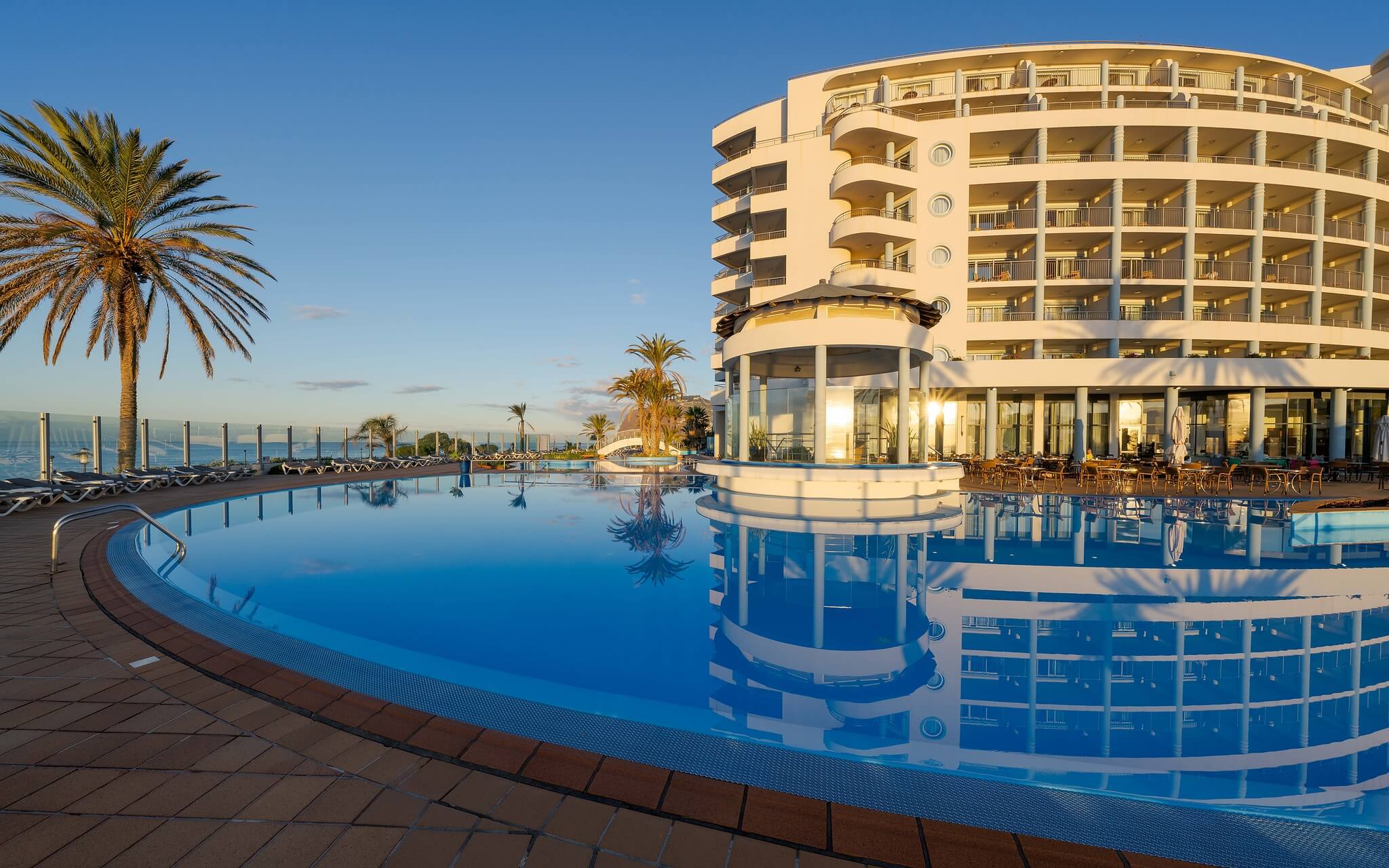 Außenansicht des Pestana Grand, ein 5-Sterne-Hotel mit Spa am Meer in Madeira