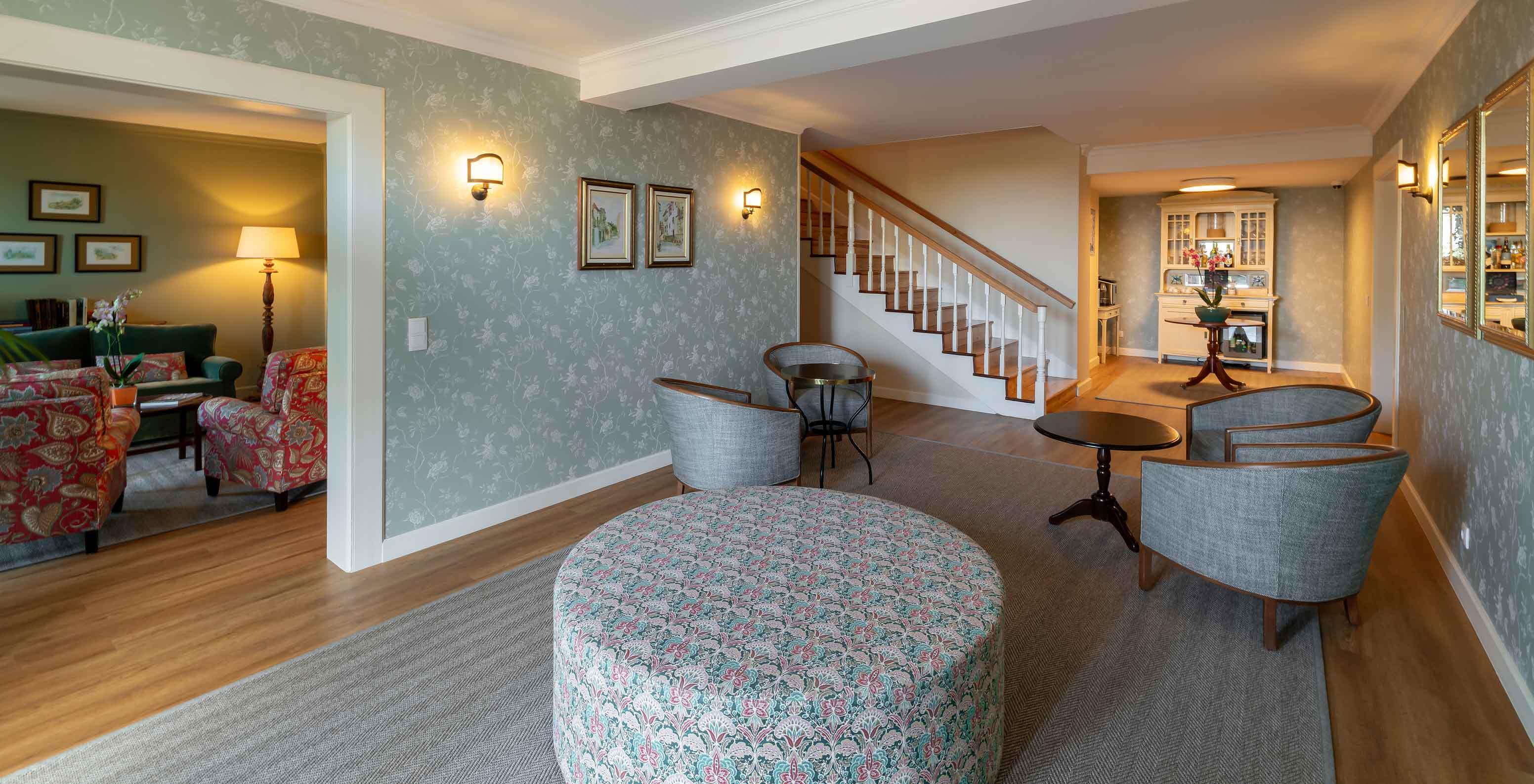 Wohnzimmer des Pestana Quinta Perestrello mit Tapete, Sofas, Sesseln und Kaffeezone