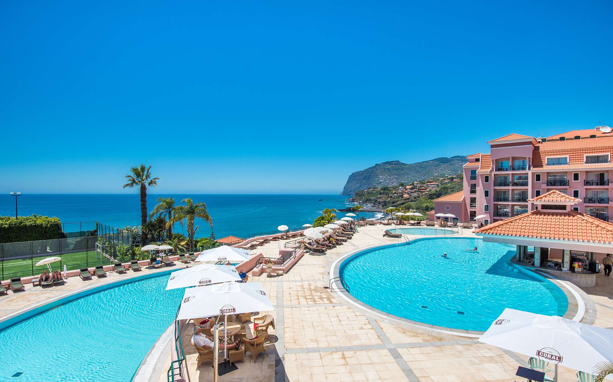 Außenpool des Pestana Royal All Inclusive mit Meerblick an einem klaren Tag