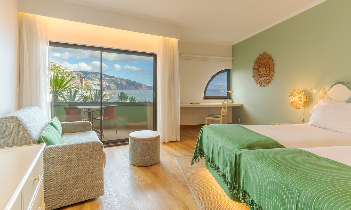 Klassisch seitlicher Meerblick Pestana Vila Lido Madeira hat ein kleines Fenster am Schreibtisch und ein Fenster mit Balkon
