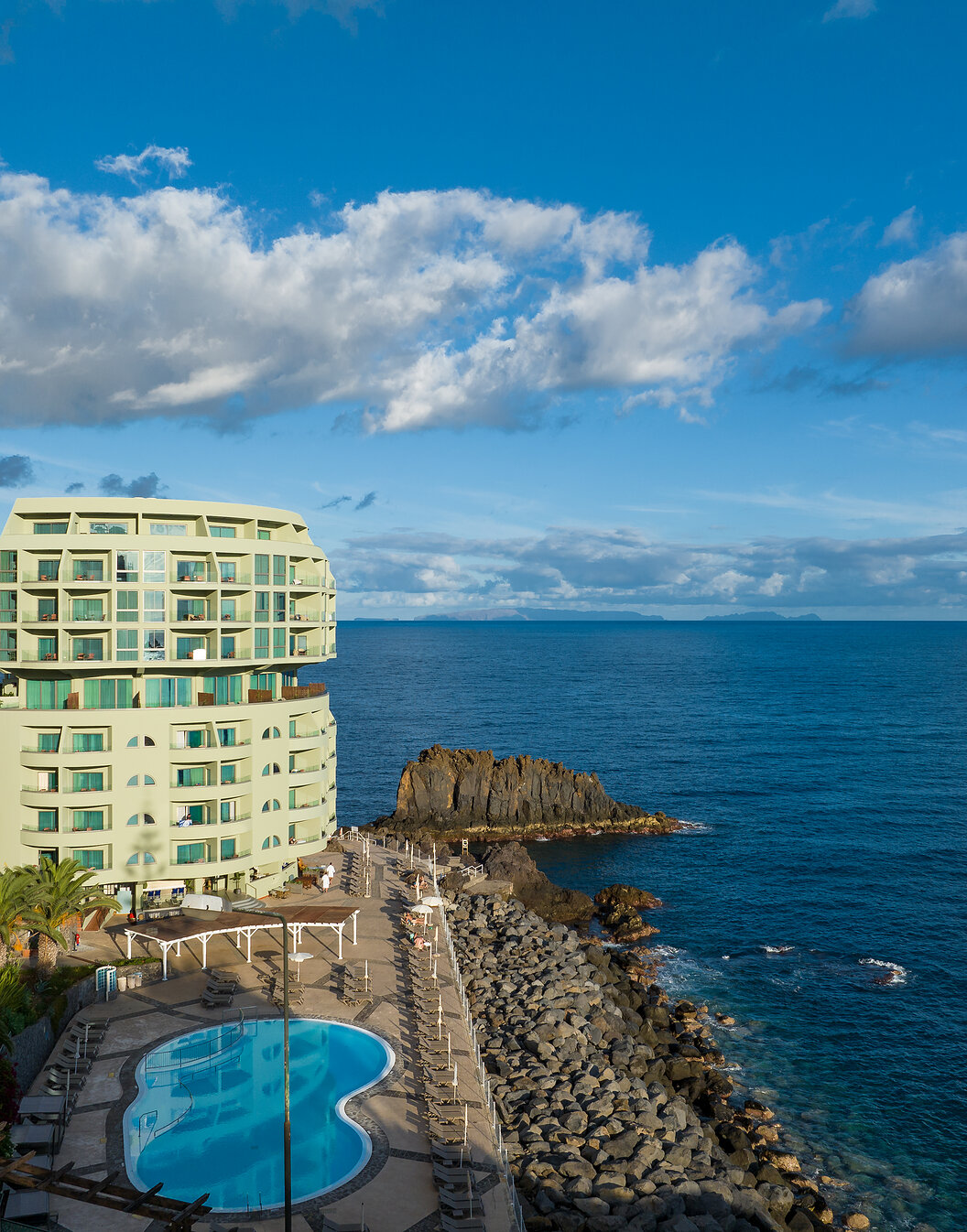 Panoramablick auf das Pestana Vila Lido Madeira, ein 5-Sterne-Hotel am Meer in Funchal mit Pool