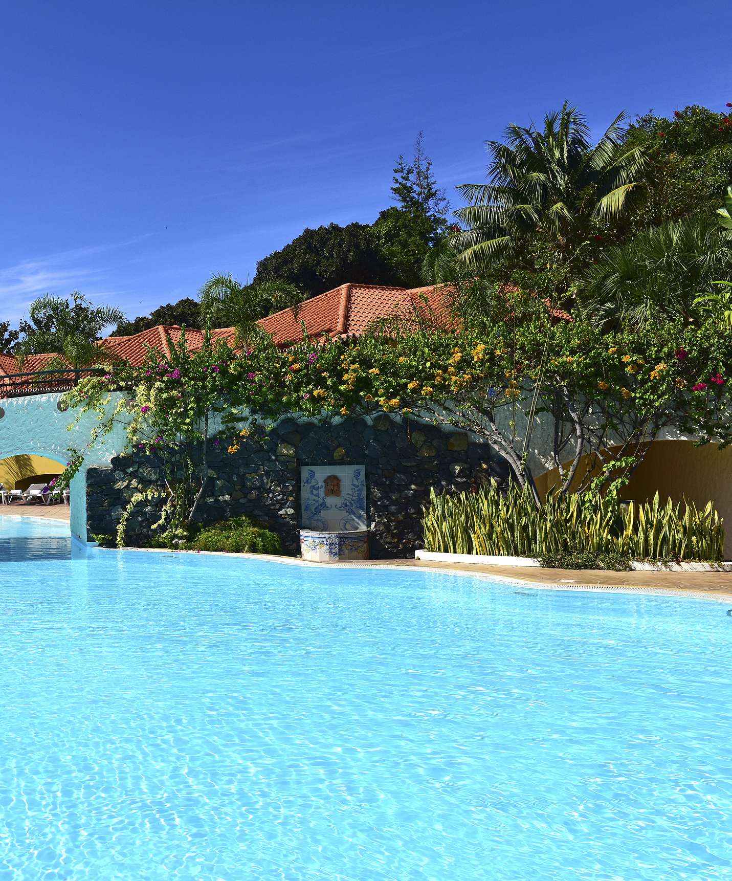 Pool des Pestana Village, ein romantisches Hotel in Funchal, Madeira, exklusiv für Kinder, mit einer Brücke