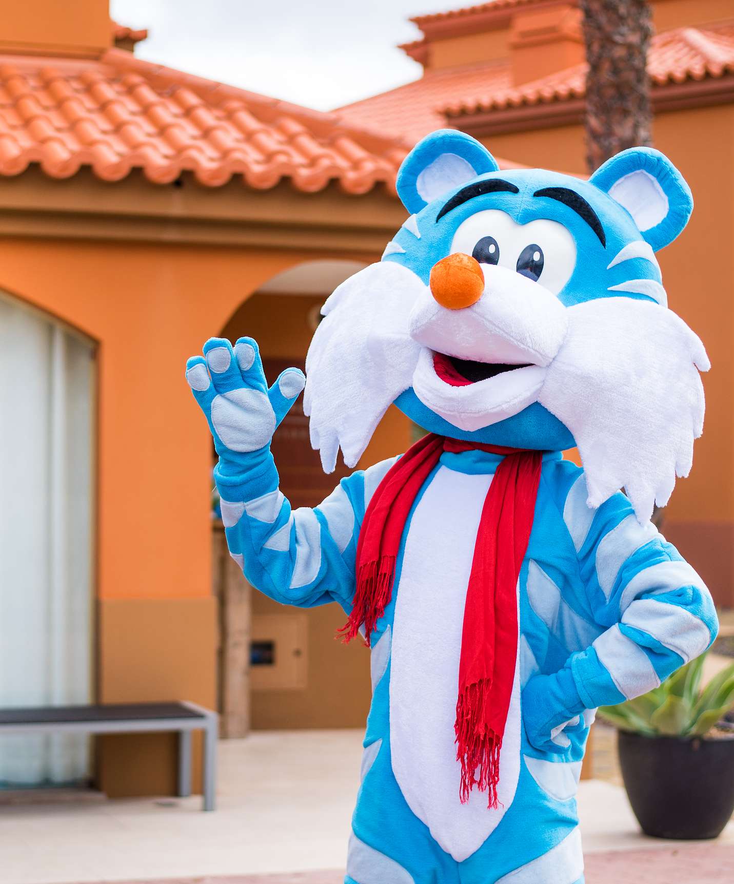 Kids Club im Hotel mit All-Inclusive und Spa in Porto Santo mit einer blauen und weißen Maskottchen namens "Pestaninha"