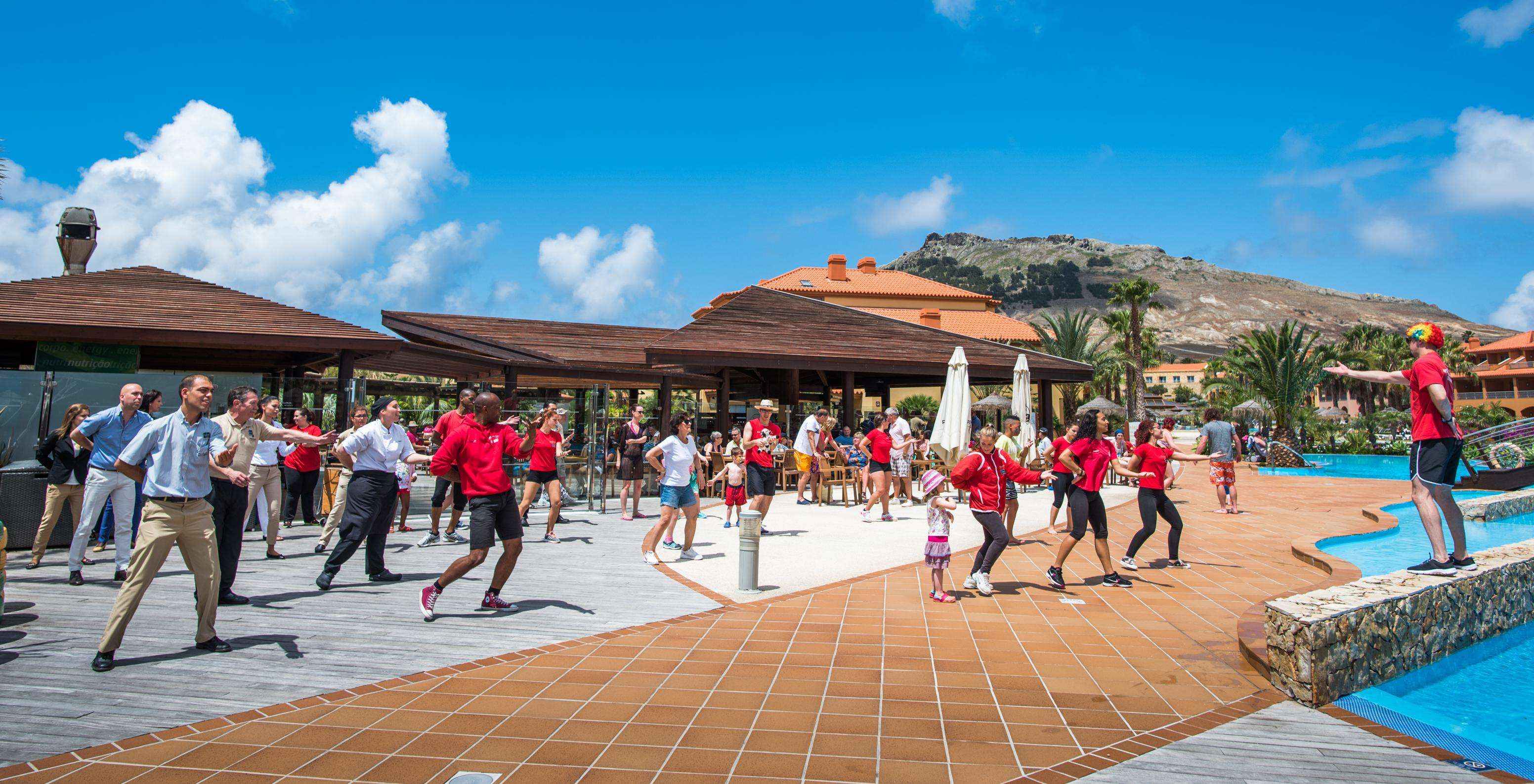 Zumba-Kurs an einem sonnigen Tag neben dem Außenpool des Pestana Porto Santo Hotel mit All-Inclusive und Spa