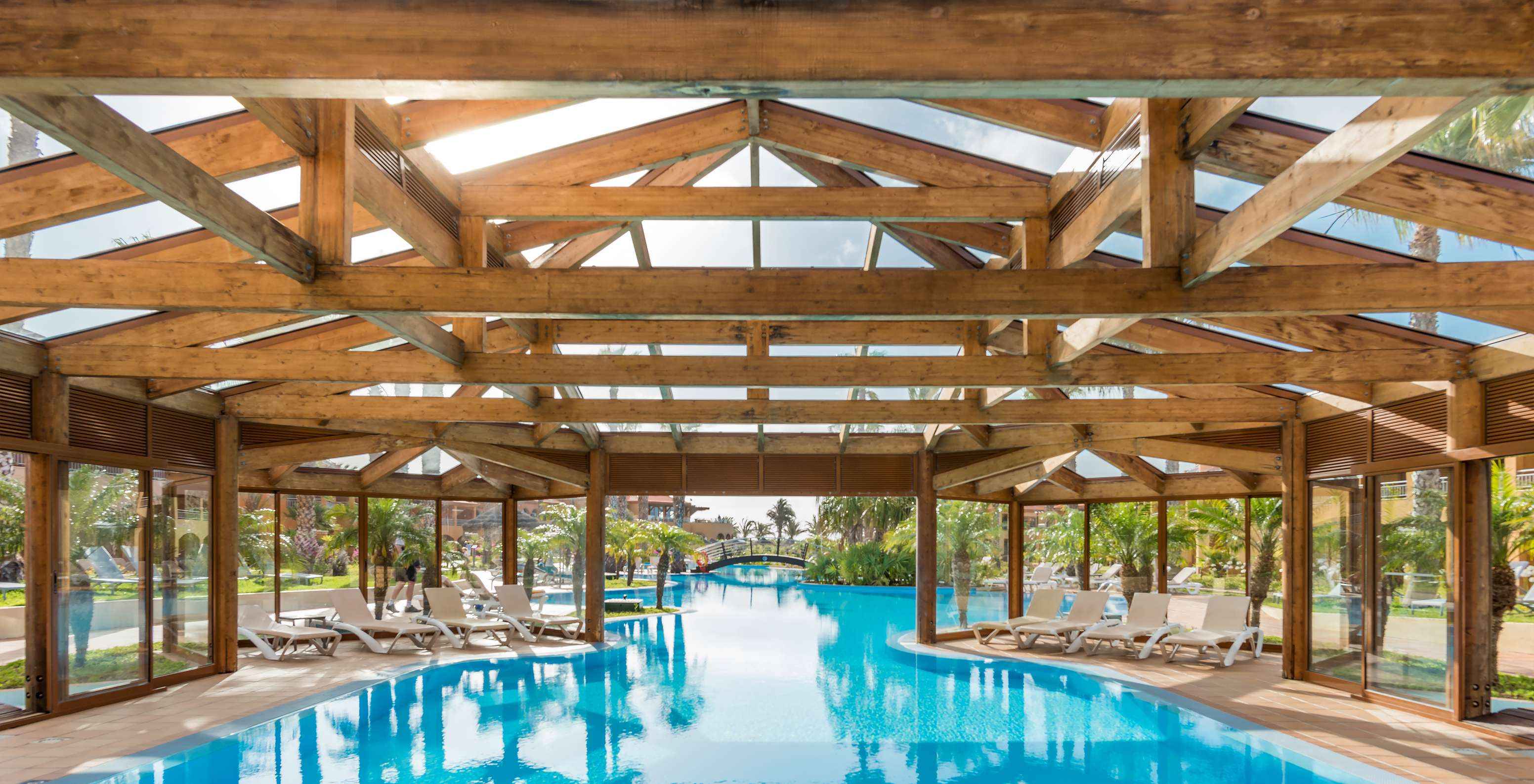 Pool mit Holzüberdachung und Liegen im Pestana Porto Santo Hotel mit All-Inclusive und Spa