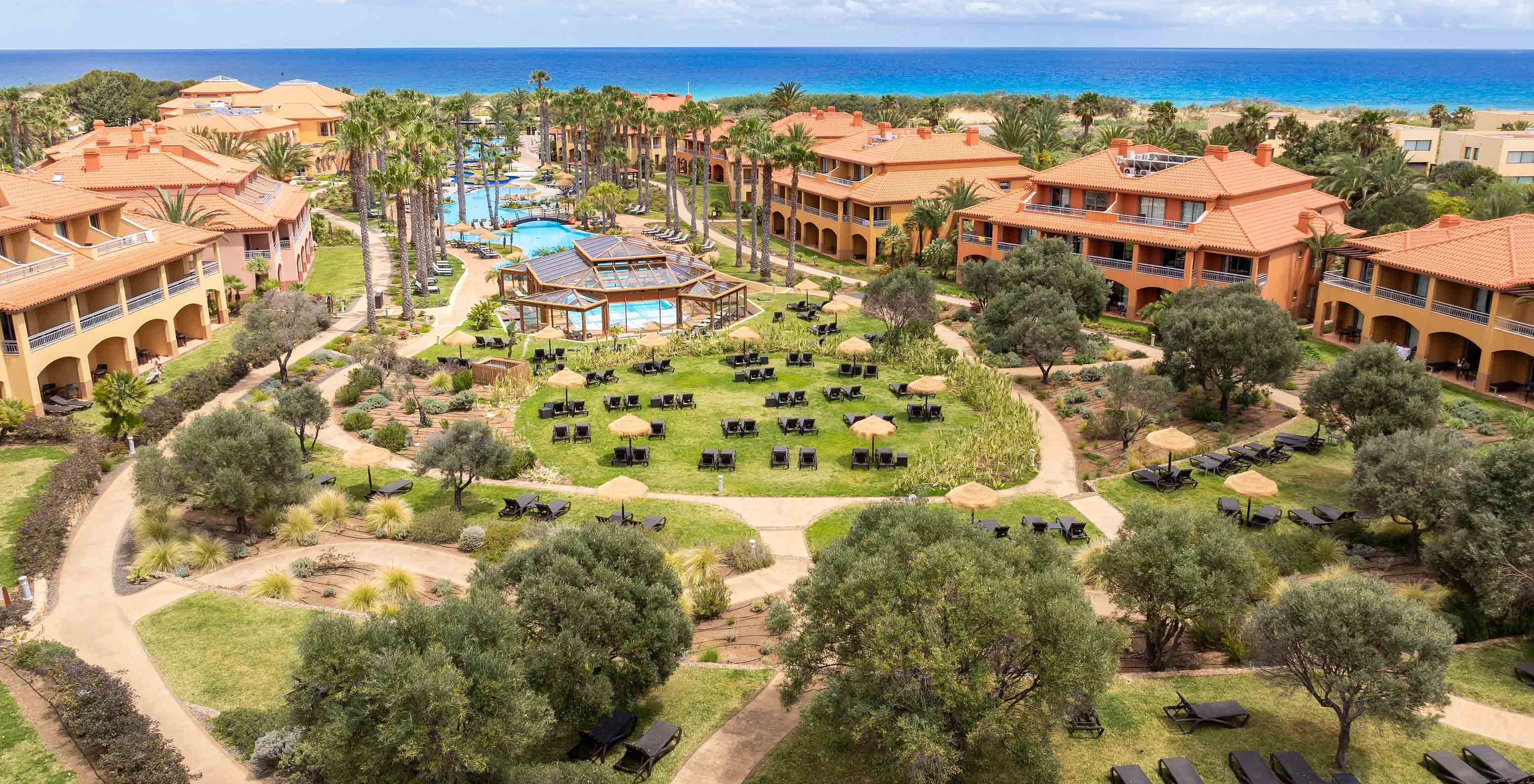 Blick auf den Außenbereich des Pestana Porto Santo All Inclusive, ein 5-Sterne-Resort auf Porto Santo