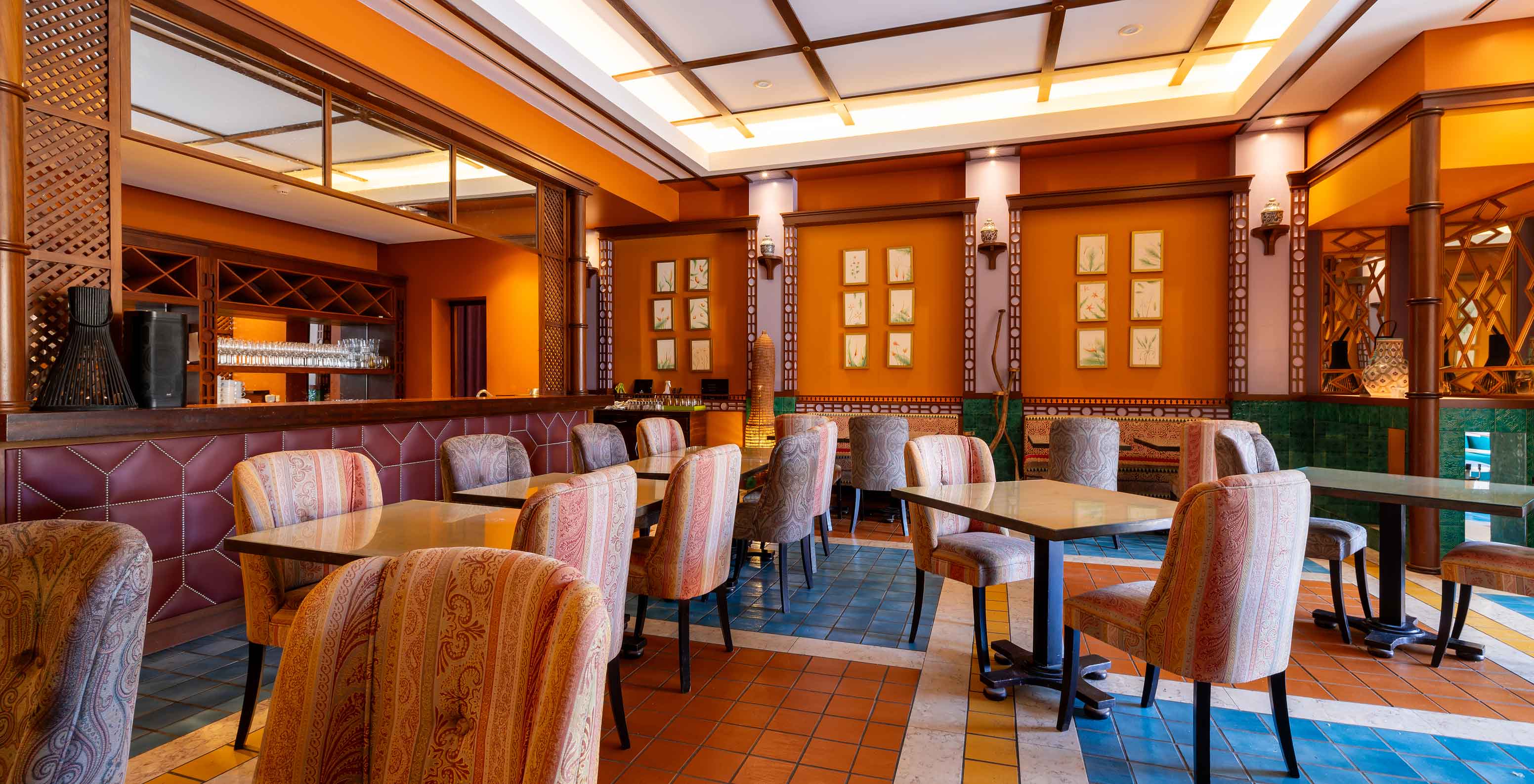 Das Restaurant Arab Magrebe im 5-Sterne-Resort auf Porto Santo bietet warme Farbtöne und quadratische Tische