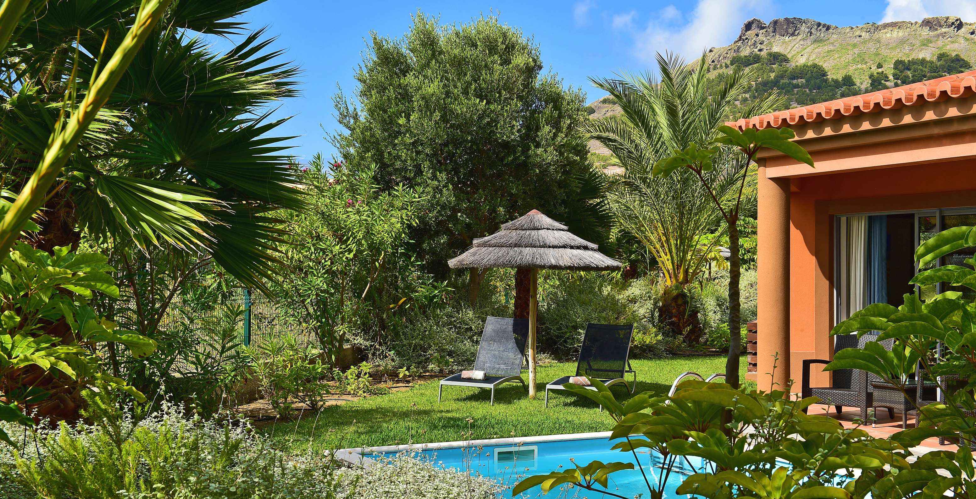 Die Pool Villa hat einen privaten Pool, Liegen und einen Sonnenschirm 