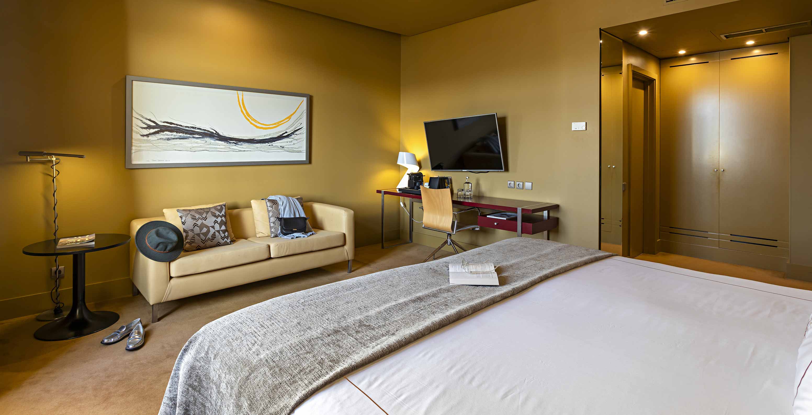 Das Executive verfügt über ein Doppelbett, ein sofa, einen Fernseher und einen Schreibtisch