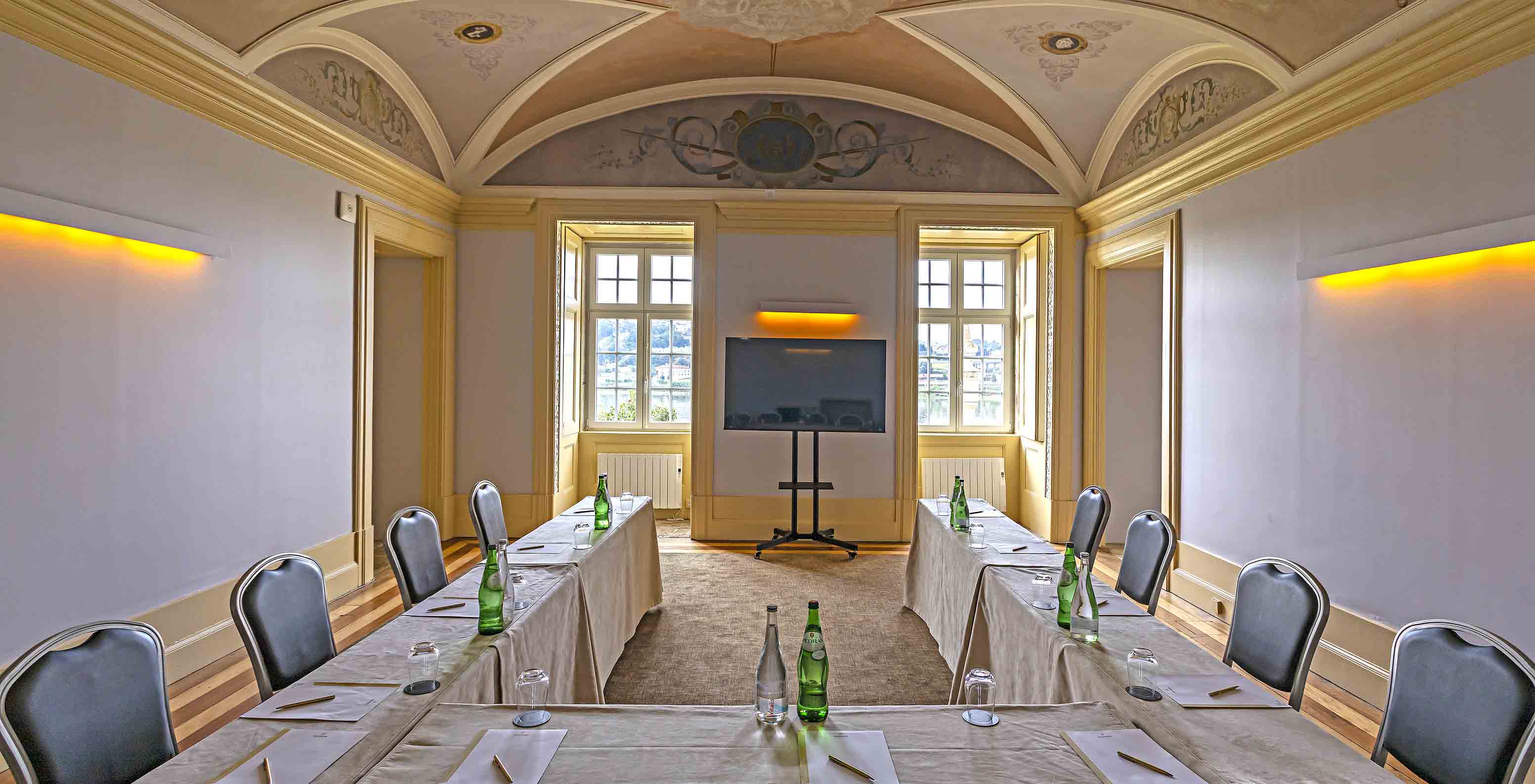 Visconde de Azurara-Saal mit zwei Fenstern im Pestana Palácio do Freixo, Historisches Hotel am Ufer des Douro
