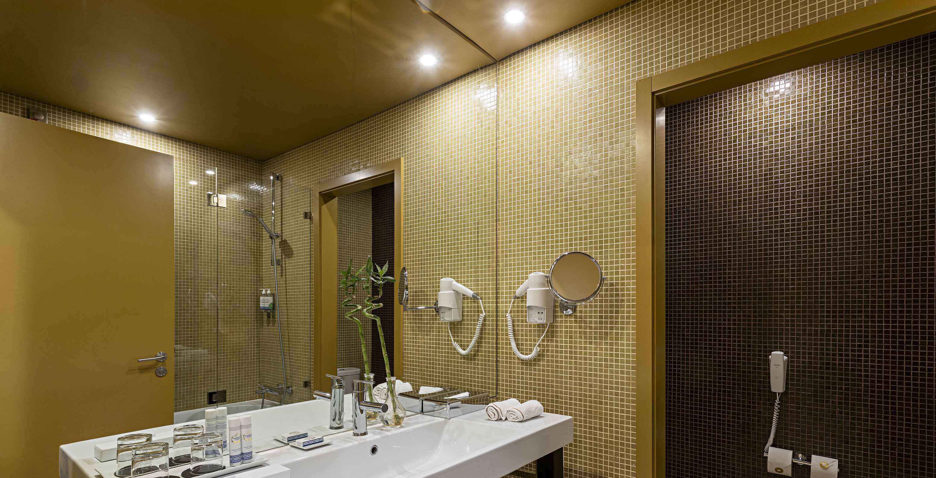 Das Executive verfügt über ein Badezimmer mit gelben und braunen Fliesen