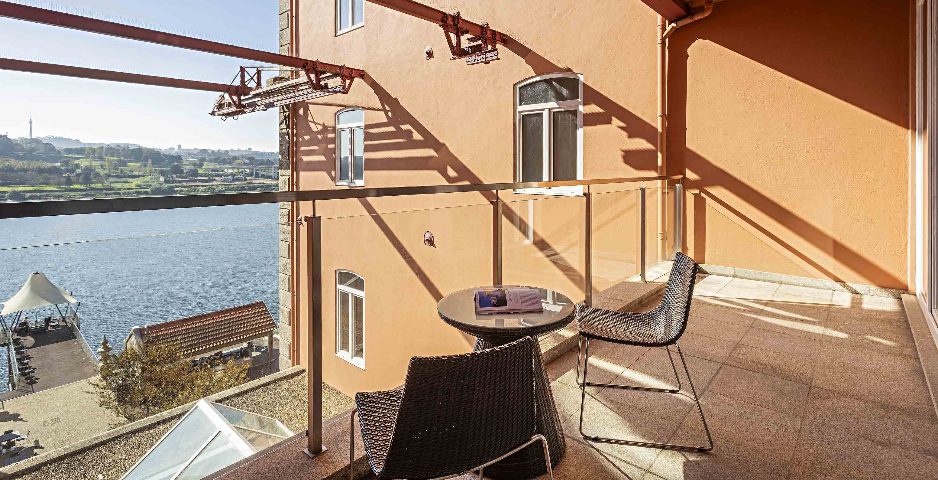 Die Suite Balcony verfügt über einen Balkon mit Tisch, zwei Stühlen und Blick auf den Fluss Douro