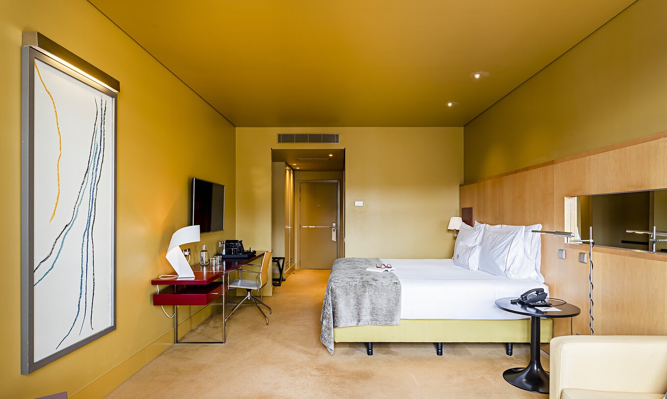 Das Superior Zimmer im Pestana Palácio do Freixo hat Doppelbett, graue Decke und Schreibtisch