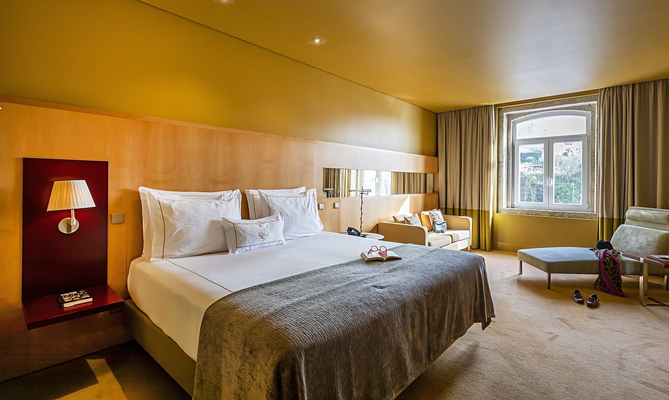 Das Superior Zimmer im Pestana Palácio do Freixo hat ein Doppelbett mit grauer Decke und Fenster mit Aussicht