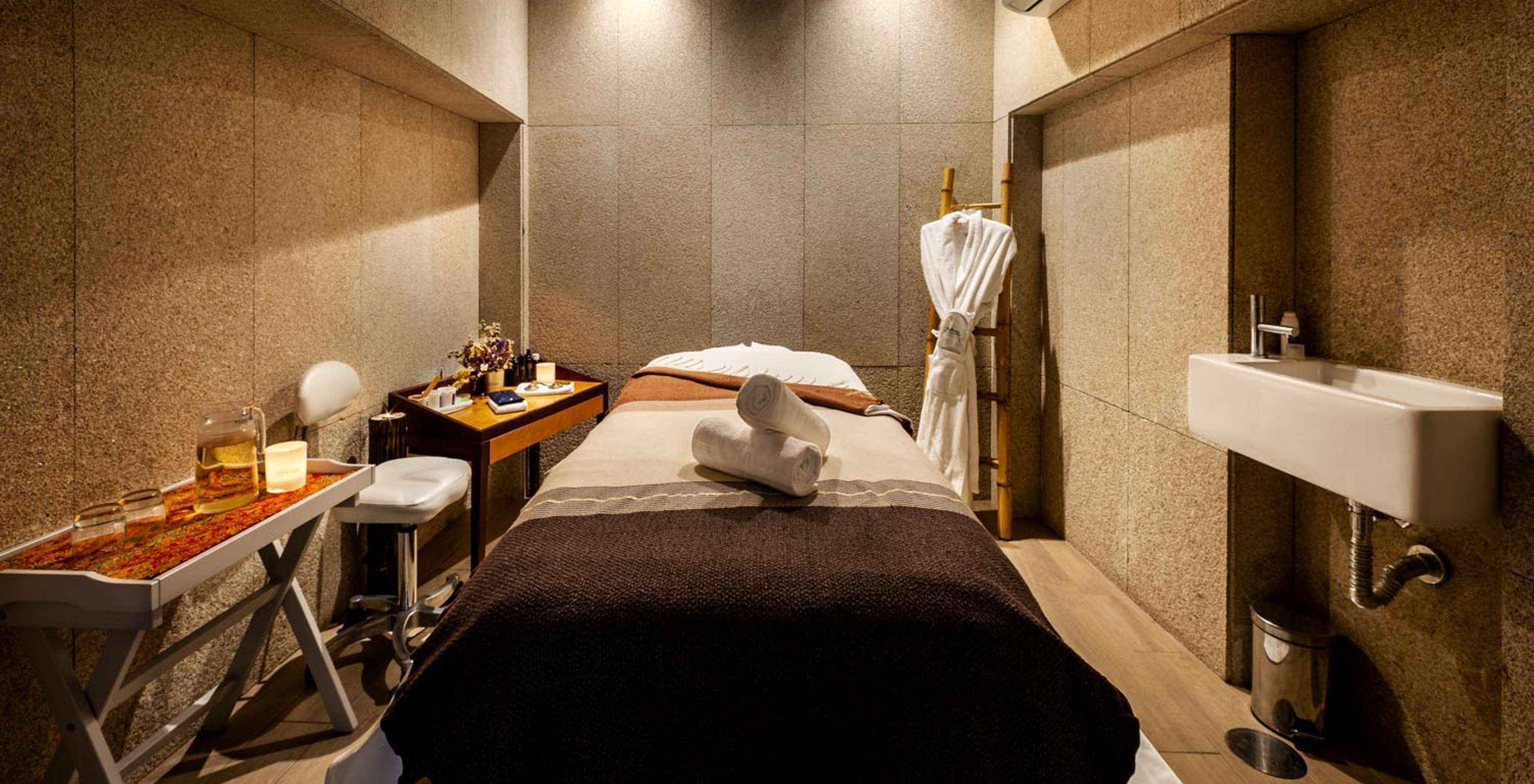 Bett im Wellnessbereich, mit einem Tisch mit Tee im Pestana Vintage Porto, einem Hotel am Praça da Ribeira in Porto